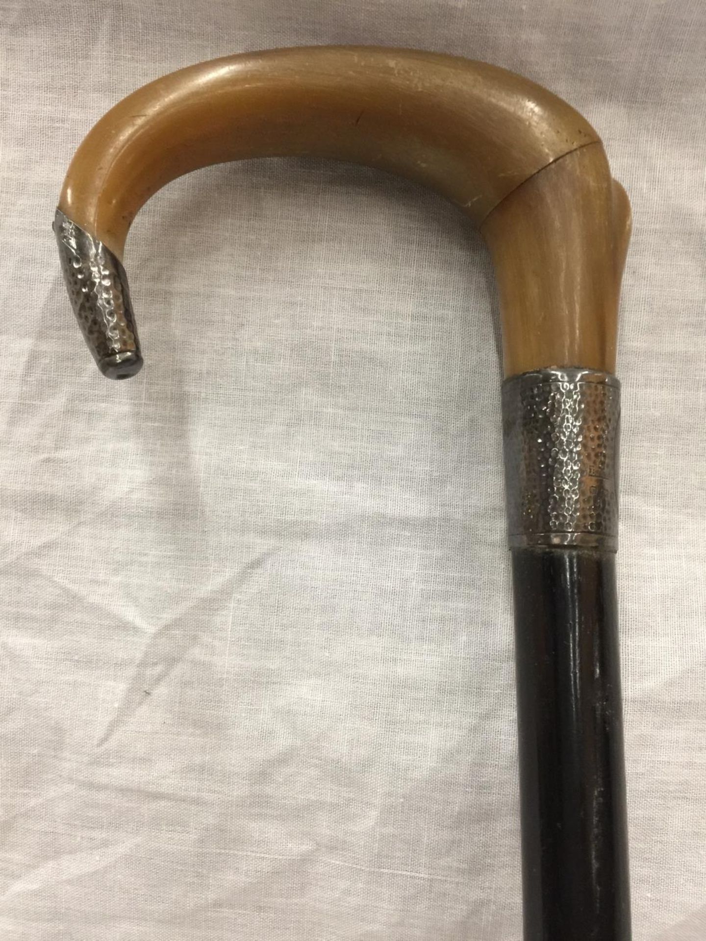 A WALKING CANE WITH SILVER BAND AND A HORN HANDLE - Image 2 of 2