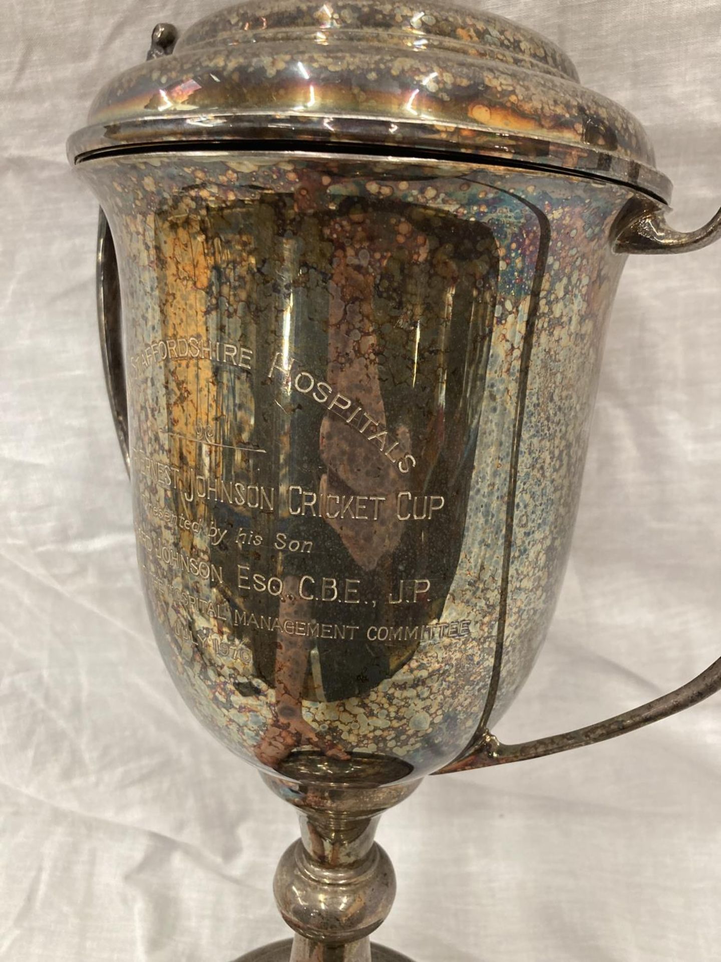 A SILVER PLATED CRICKET TROPHY 'THE SIR ERNEST JOHNSON CRICKET CUP' JULY 1970, HEIGHT APPROX 50CM - Image 3 of 7