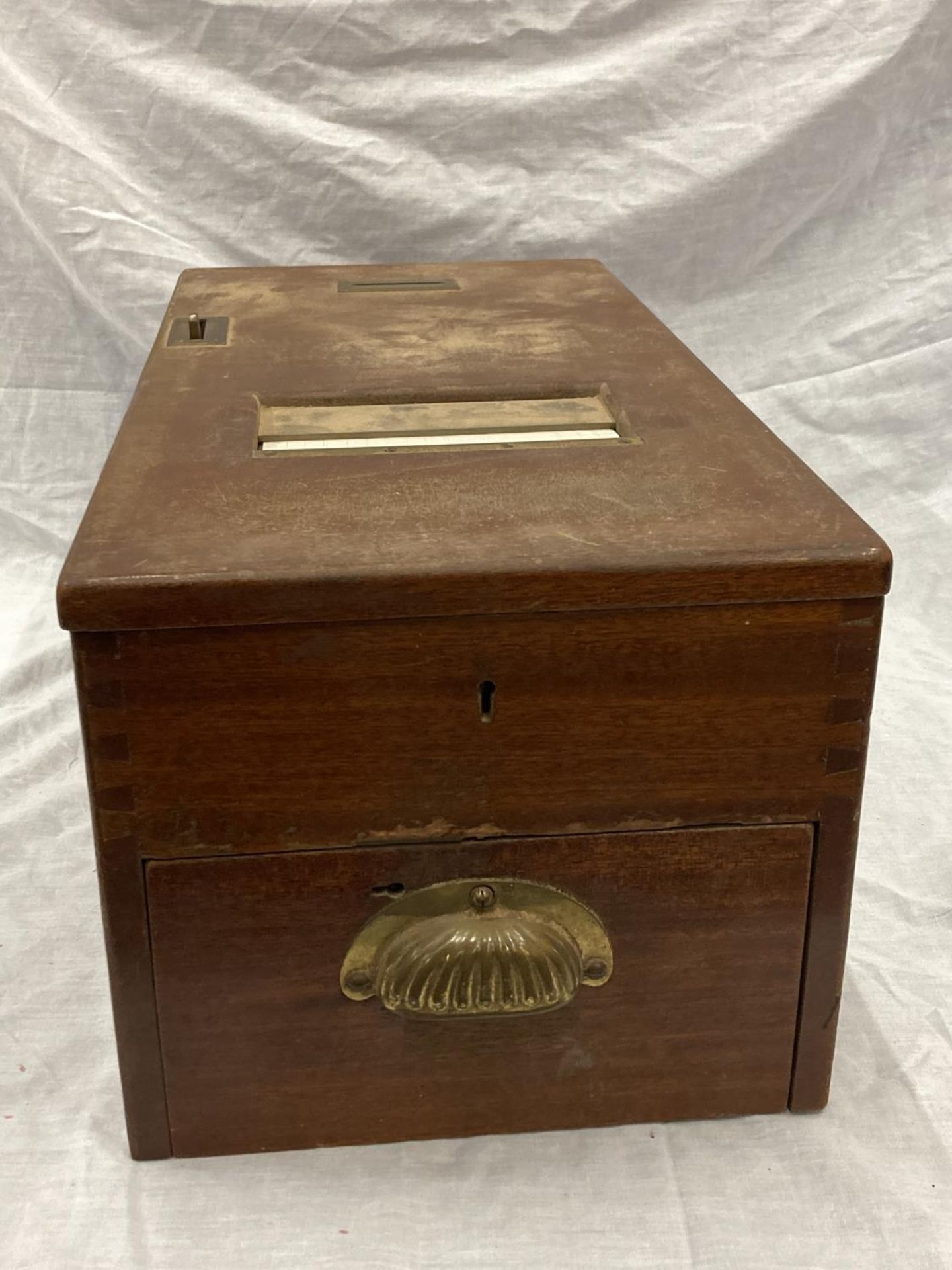 A VINTAGE MAHOGANY CASH REGISTER WITH BRASS HANDLED DRAWER, MADE BY GLEDHILL HALIFAX, COMES WITH TWO - Image 12 of 13