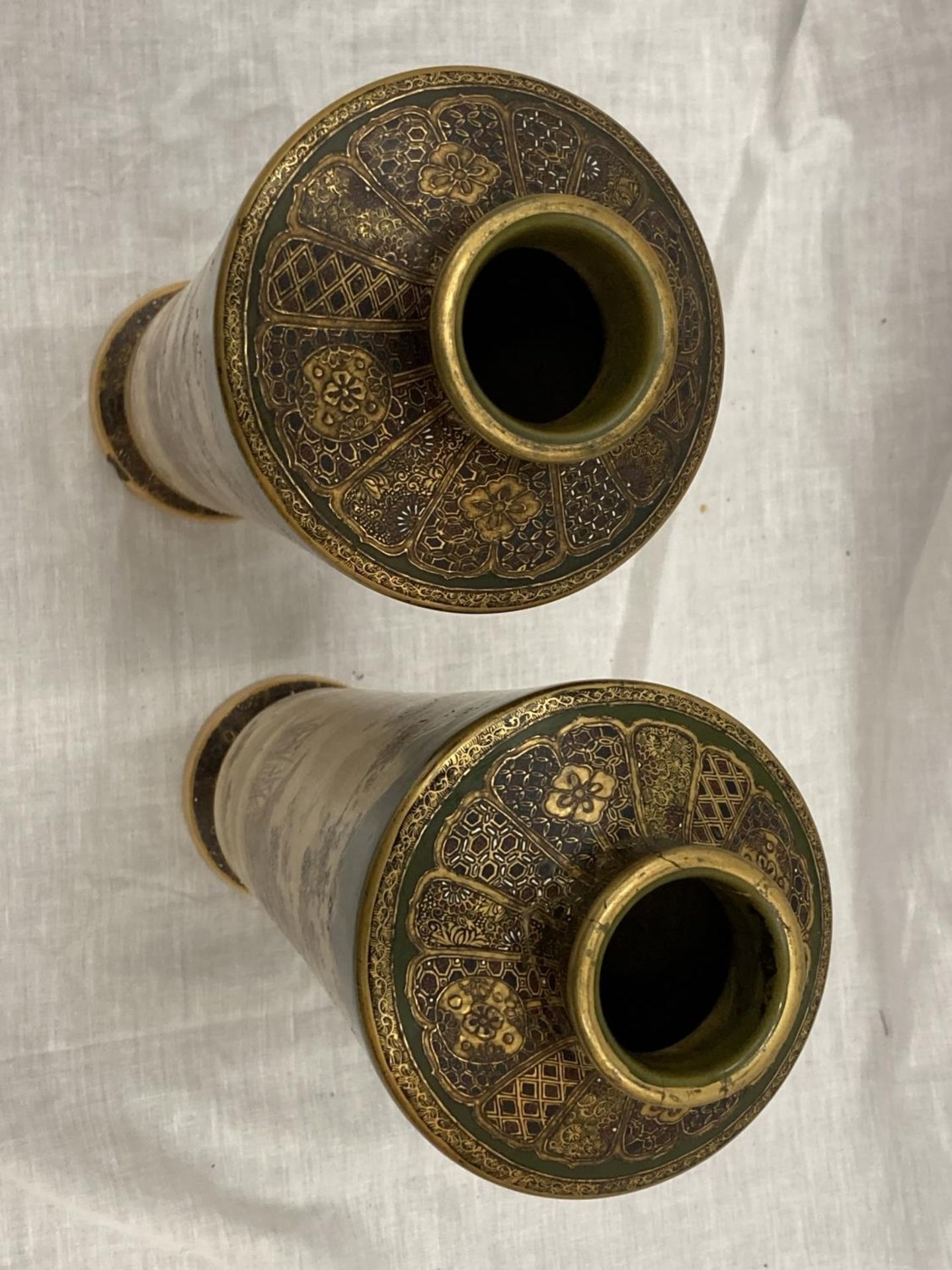 A PAIR OF ORIENTAL CLOISONNE VASES DECORATED WITH CHINOISERIE CHRYSANTHEMUMS AND GREEN ENAMELLING TO - Image 6 of 10