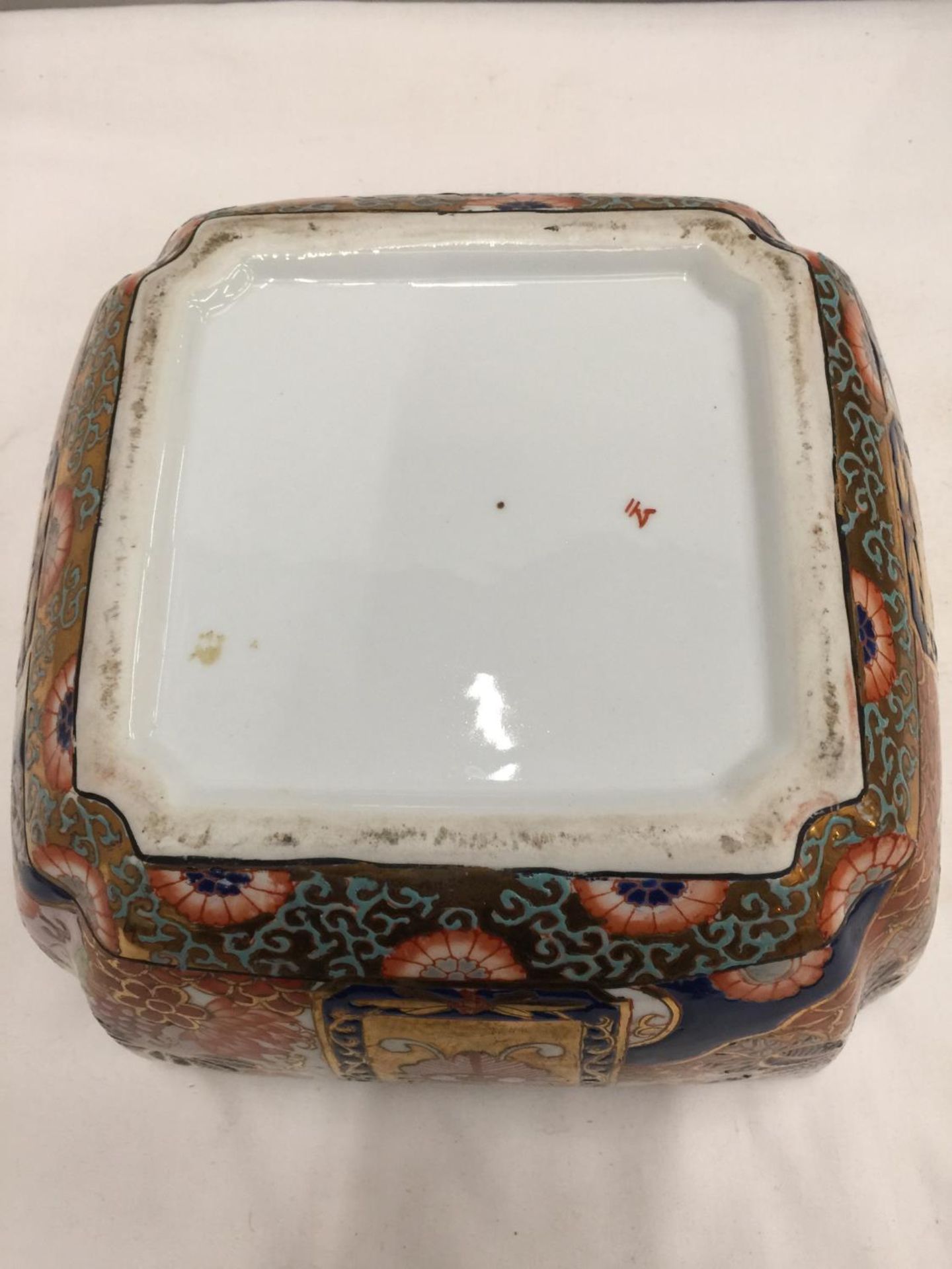 AN ORIENTAL STYLE OLD BOWL WITH 'IMARI' STYLE DECORATION, DIAMETER 23.5 CM, HEIGHT 12CM - Image 4 of 4