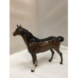 A BESWICK MODEL OF A BAY HORSE HEIGHT 21CM