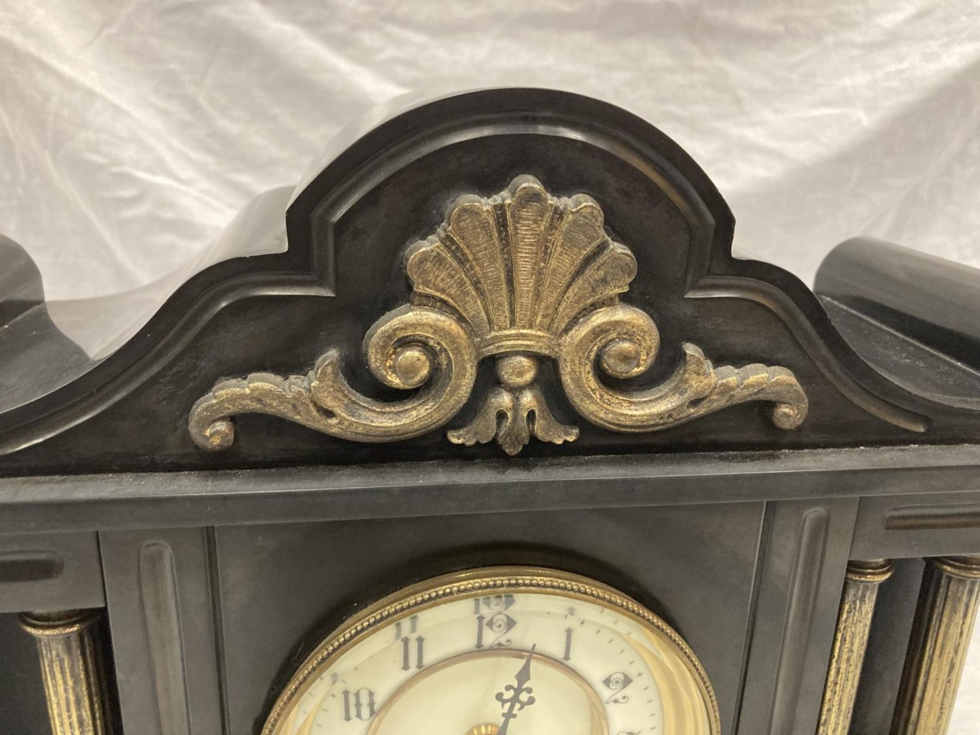 A SLATE VICTORIAN MANTLE CLOCK WITH ENAMELLED FACE, COLUMN DECORATION AND PENDULUM. WIDTH 38CM, - Image 5 of 8