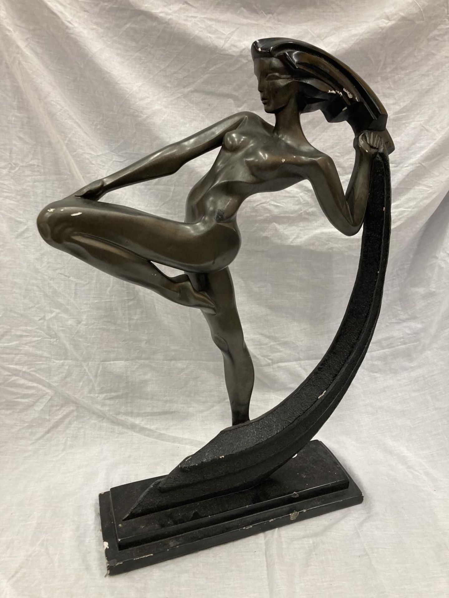 AN ART DECO STYLE FIGURE OF A LADY ON A PLINTH, HEIGHT 72CM, LENGTH 42CM