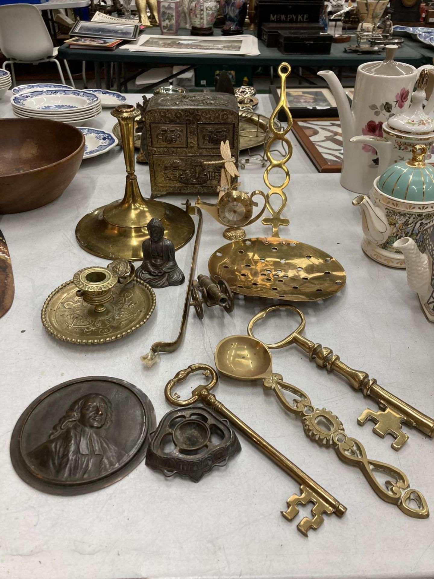 A QUANTITY OF BRASSWARE TO INCLUDE CANDLESTICKS, LARGE KEYS, CLOCK, CANNON, SKILLET, ETC