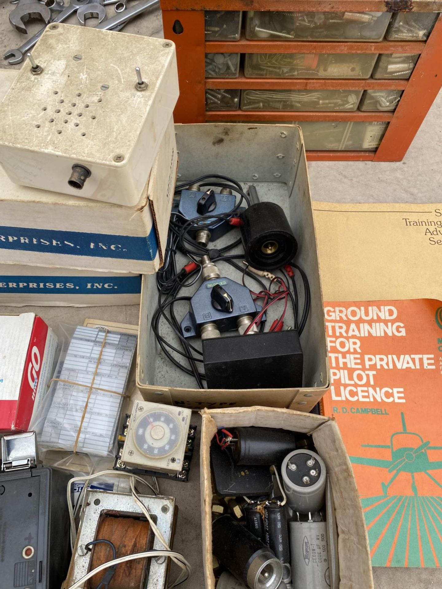 AN ASSORTMENT OF ITEMS TO INCLUDE FUSES AND MAINS ADAPTORS ETC - Image 2 of 4