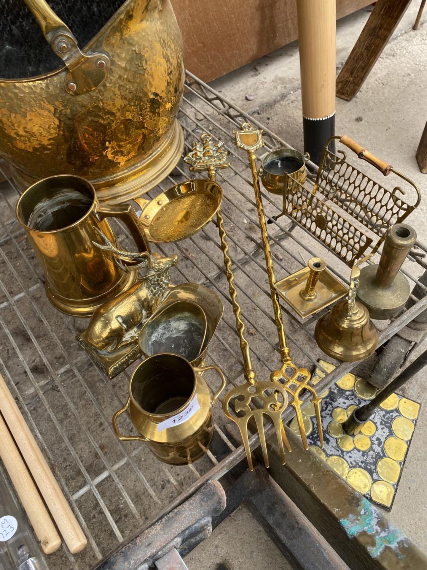 AN ASSORTMENT OF BRASS ITEMS TO INCLUDE A COAL SKUTTLE, TOASTING FORKS AND A TANKARD ETC - Image 3 of 4