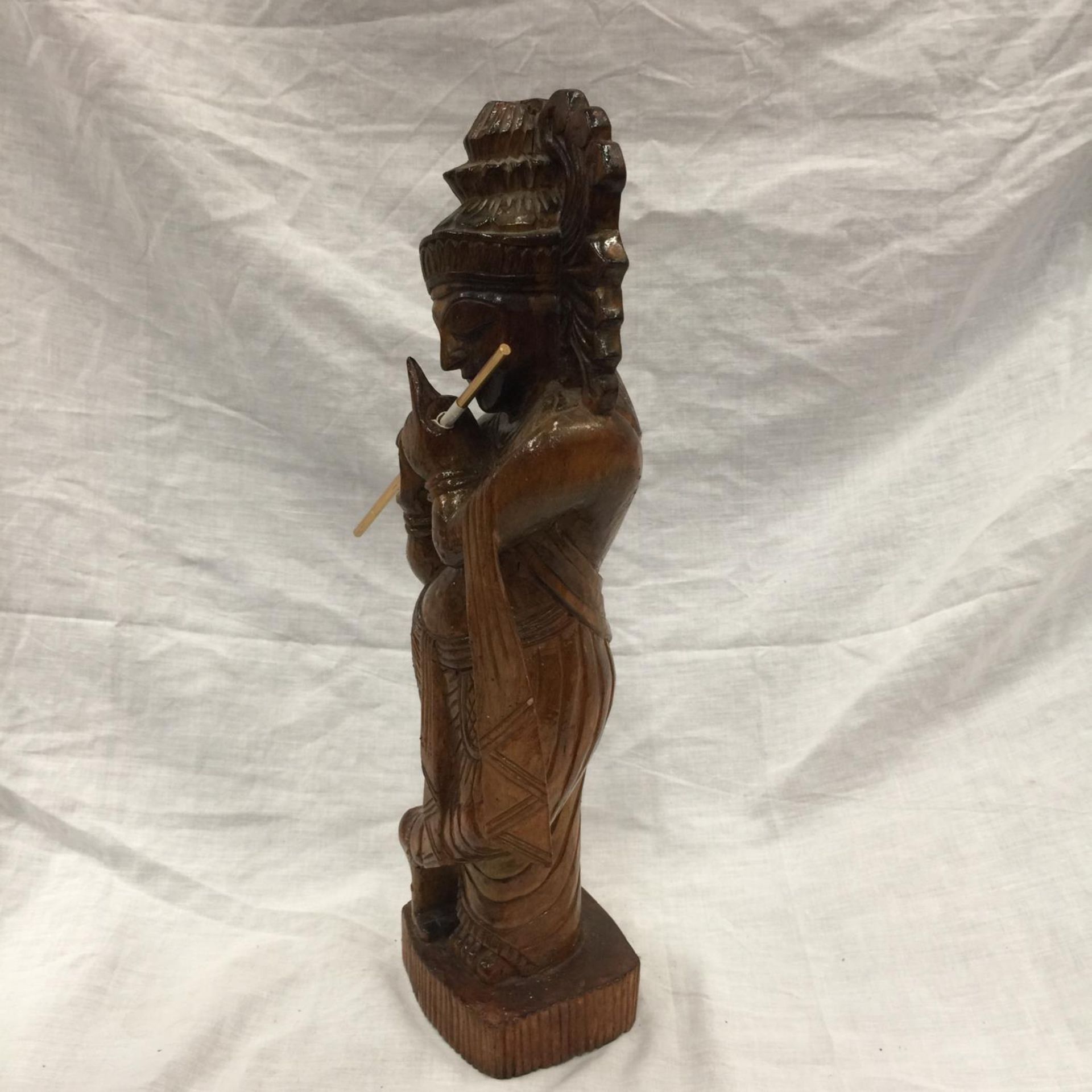 THREE CARVED WOODEN FIGURES - TWO AFRICAN HEIGHT 64CM AND 43CM AND AN ASIAN EXAMPLE HEIGHT 43CM - Image 6 of 11