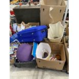 AN ASSORTMENT OF HOUSEHOLD CLEARANCE ITEMS TO INCLUDE CERASMICS AND GLASSWARE ETC