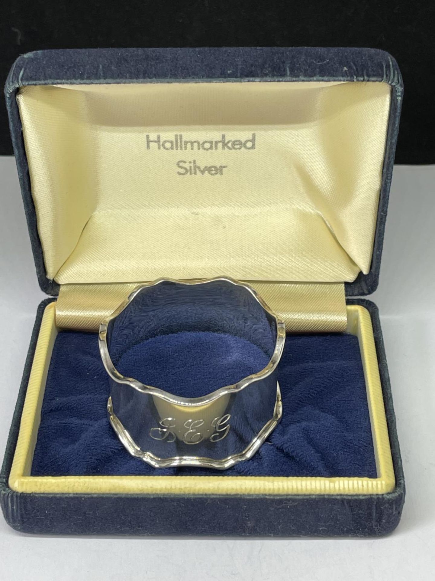 A BOXED HALLMARKED BIRMINGHAM SILVER NAPKIN RING