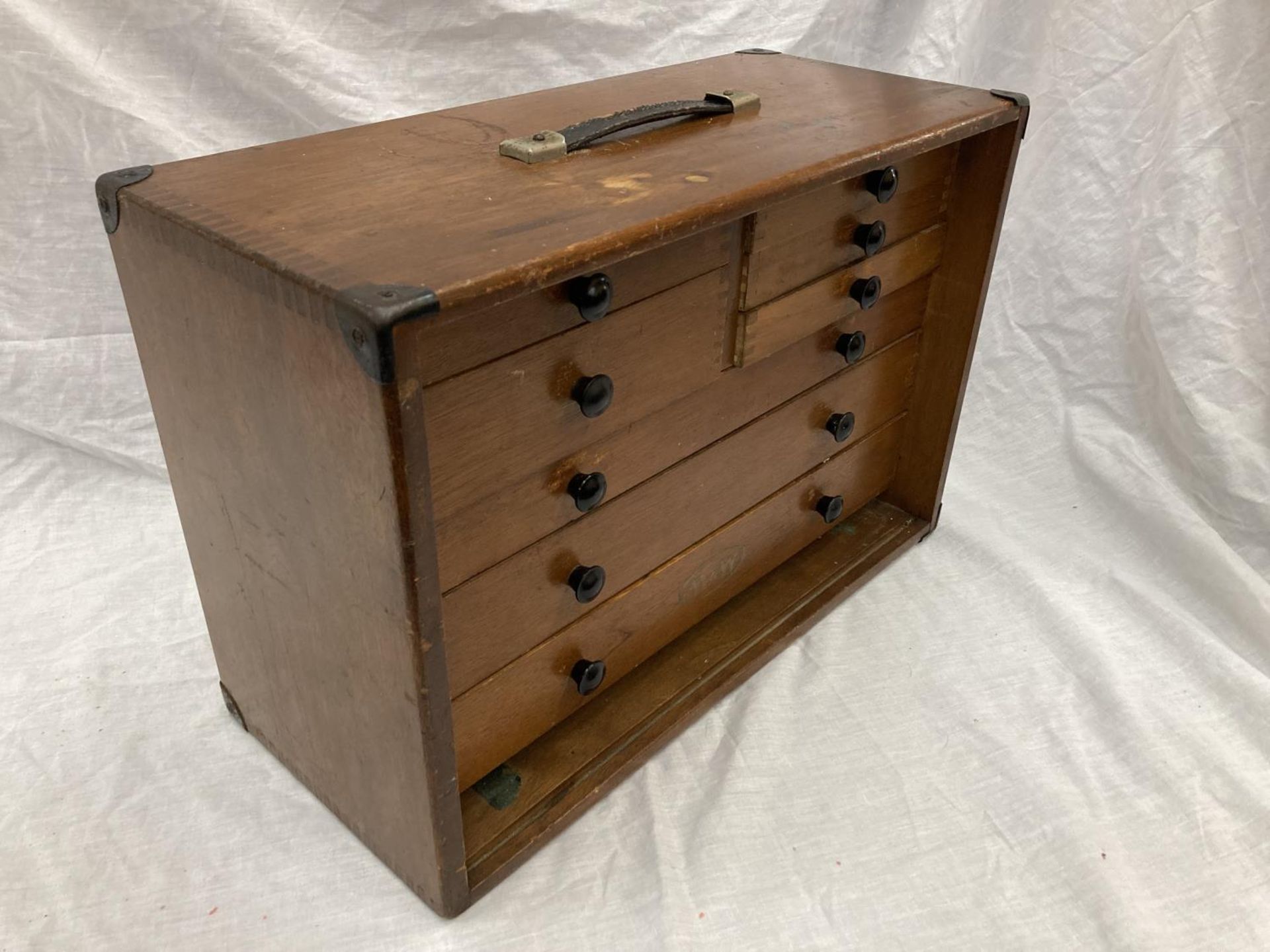 A VINTAGE MAHOGANY ENGINEERS CHEST WITH DOVE TAILED JOINTS AND METAL CORNERS. WITH MAKERS MARK M & - Image 3 of 8