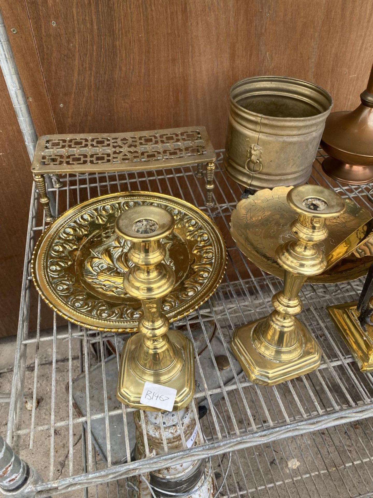AN ASSORTMENT OF BRASS AND COPPER TO INCLUDE A BRASS FIRESIDE COMPANION SET, BRASS CANDLE STICKS AND - Image 2 of 4