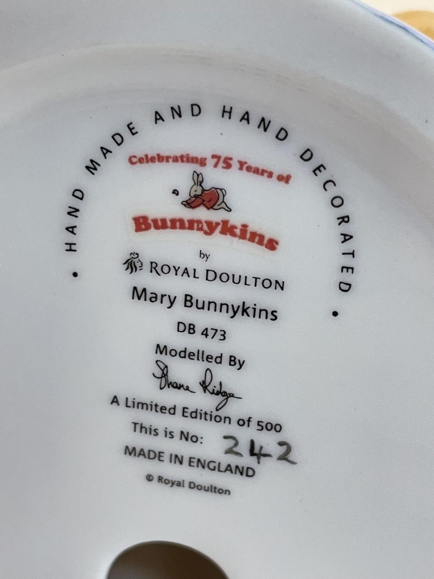 A BOXED LIMITED EDITION 242/500 ROYAL DOULTON BUNNYKINS FIGURE MARY BUNNYKINS - Image 5 of 5