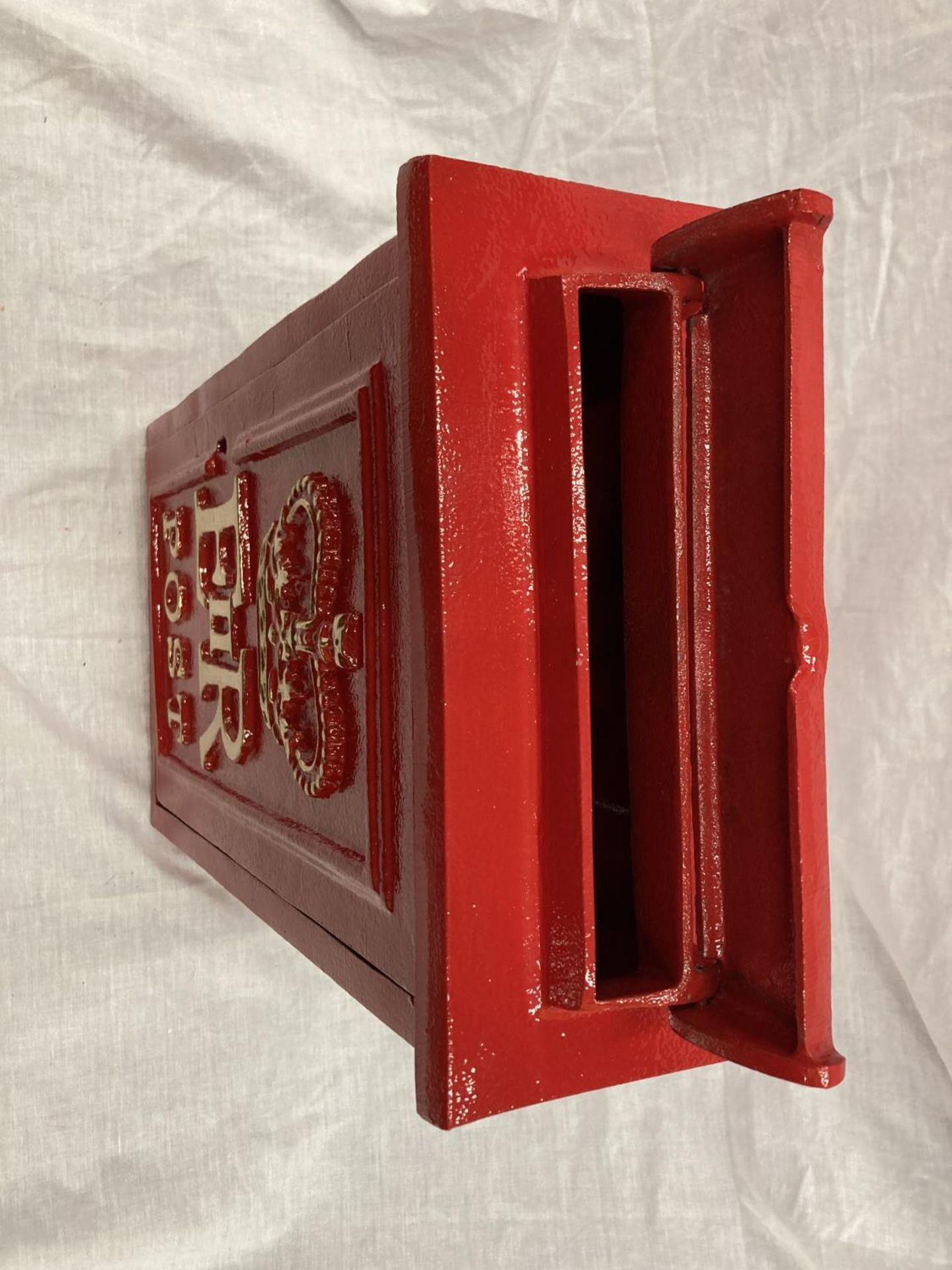 A RED CAST WALL MOUNTED POST BOX WITH KEYS - Image 4 of 5