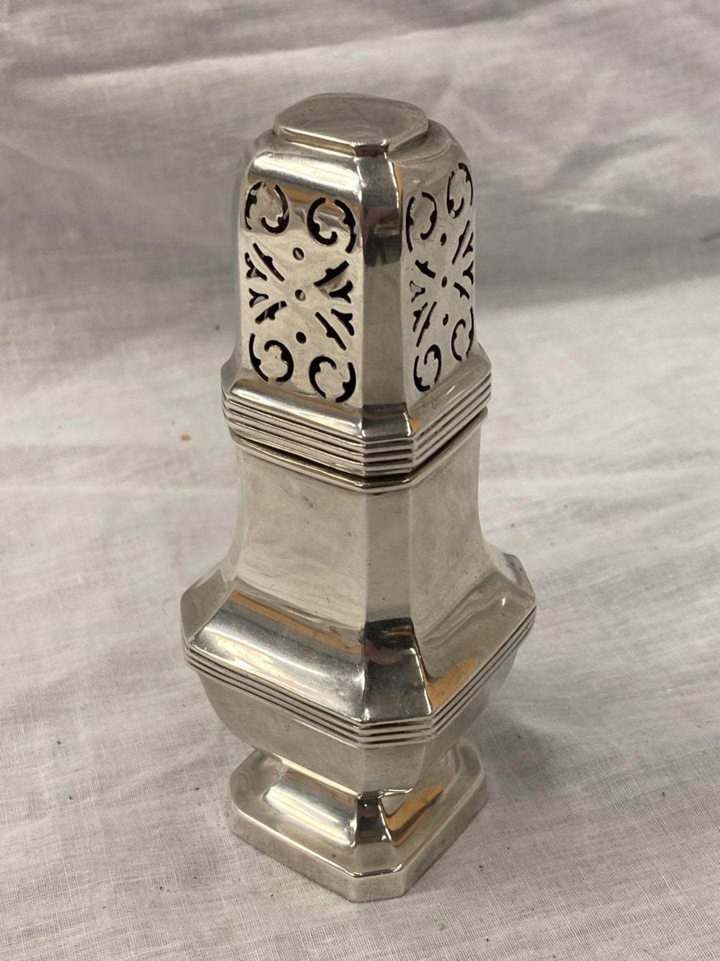 A HALLMARKED SHEFFIELD SILVER SUGAR SIFTER HEIGHT 16CM - Image 4 of 5