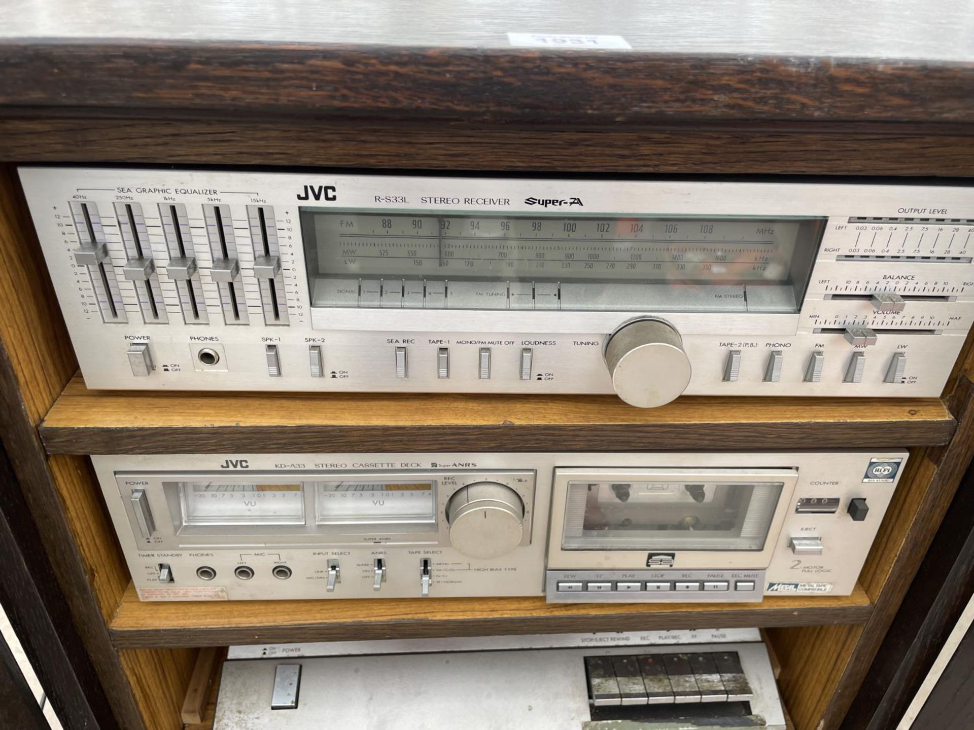 AN OAK MEDIA UNIT CONTAINING AN ASSORTMENT OF STEREO EQUIPMENT TO INCLUDE A JVC STEREO RECEIVER, A - Image 2 of 5