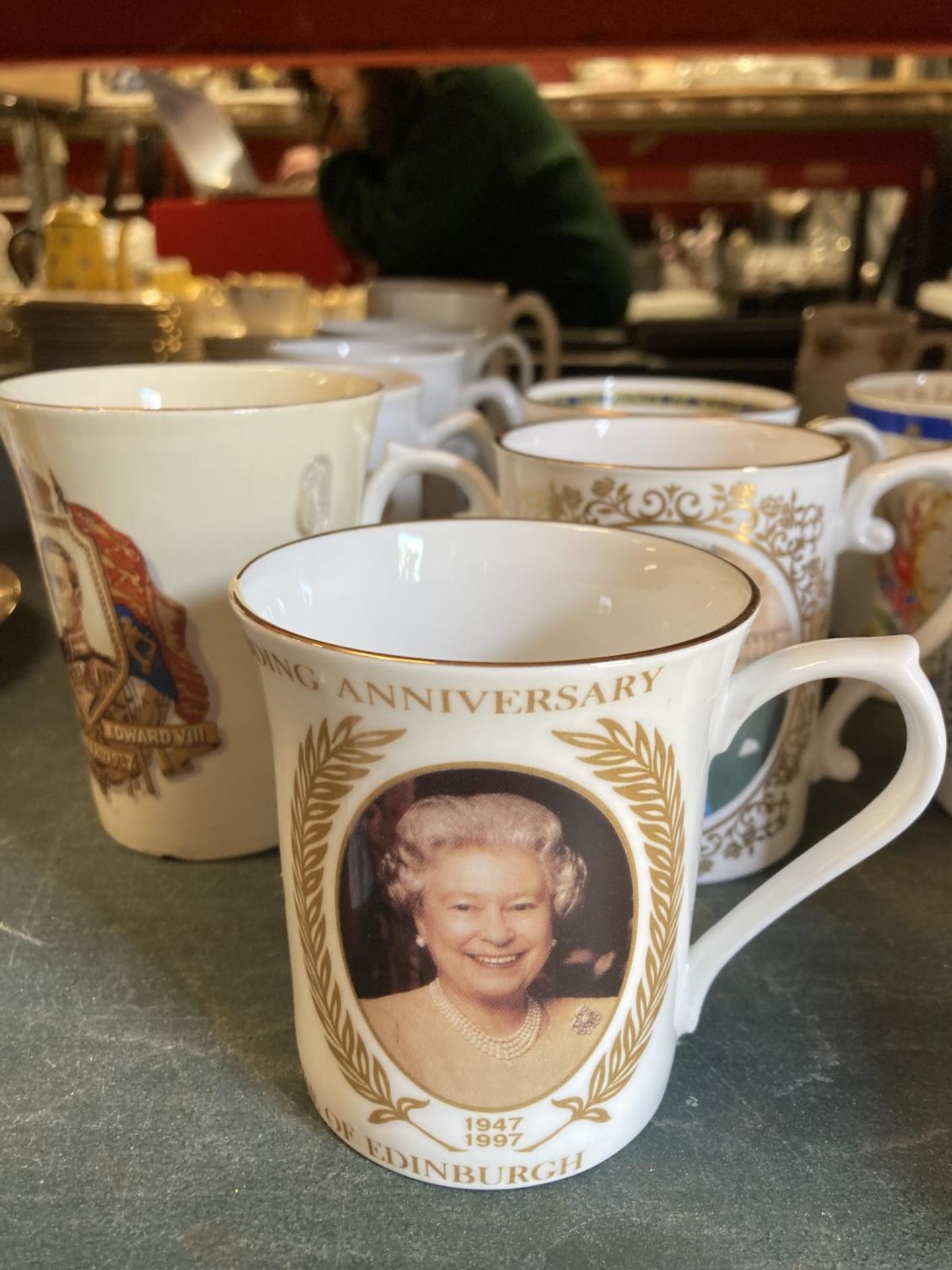 A LARGE QUANTITY OF ROYAL COMMEMORATIVE CUPS AND PLATES - Image 2 of 7