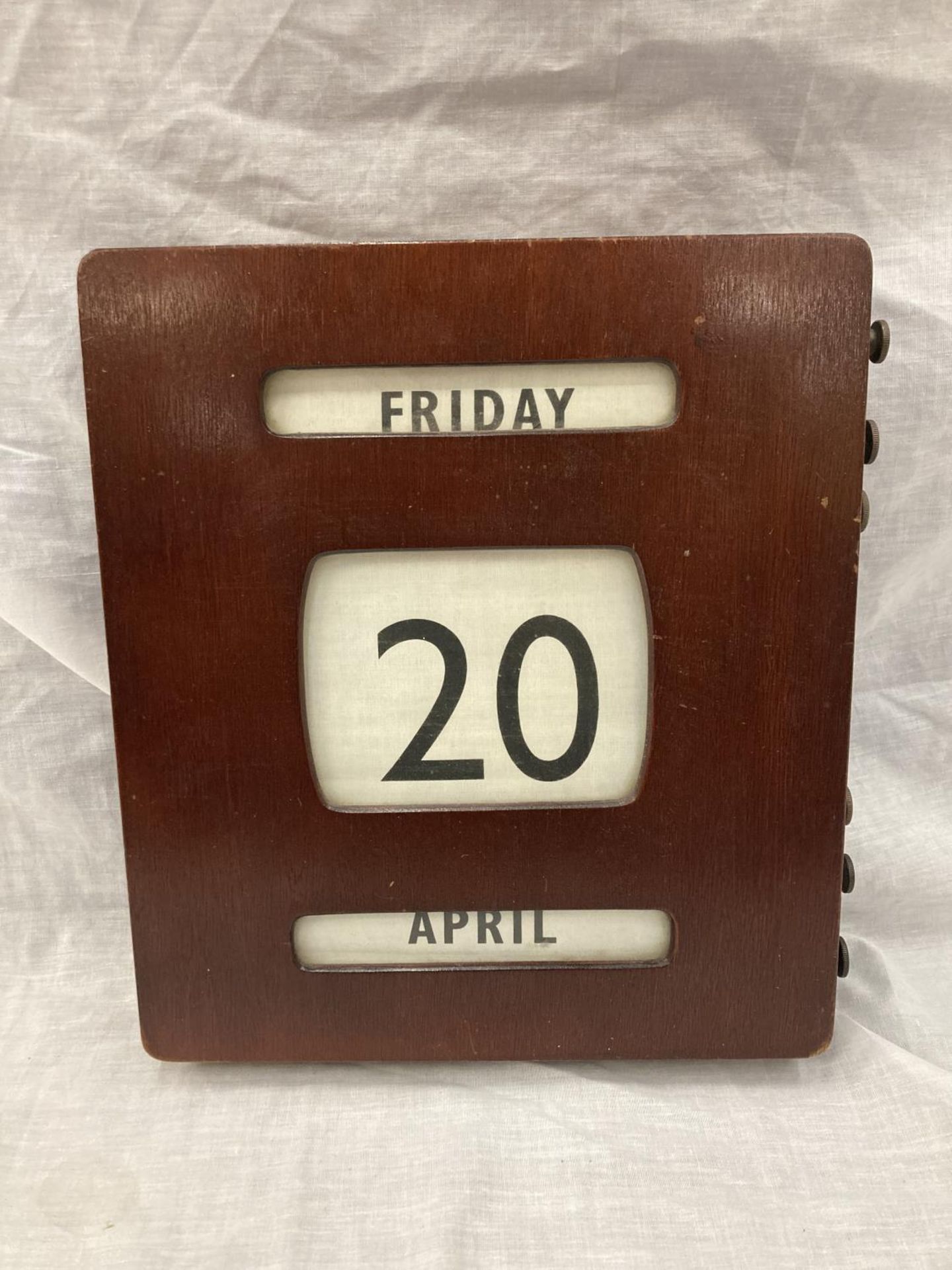 A VINTAGE MAHOGANY CASED WALL MOUNTED PERPETUAL CALENDAR 27CM X 30.5CM