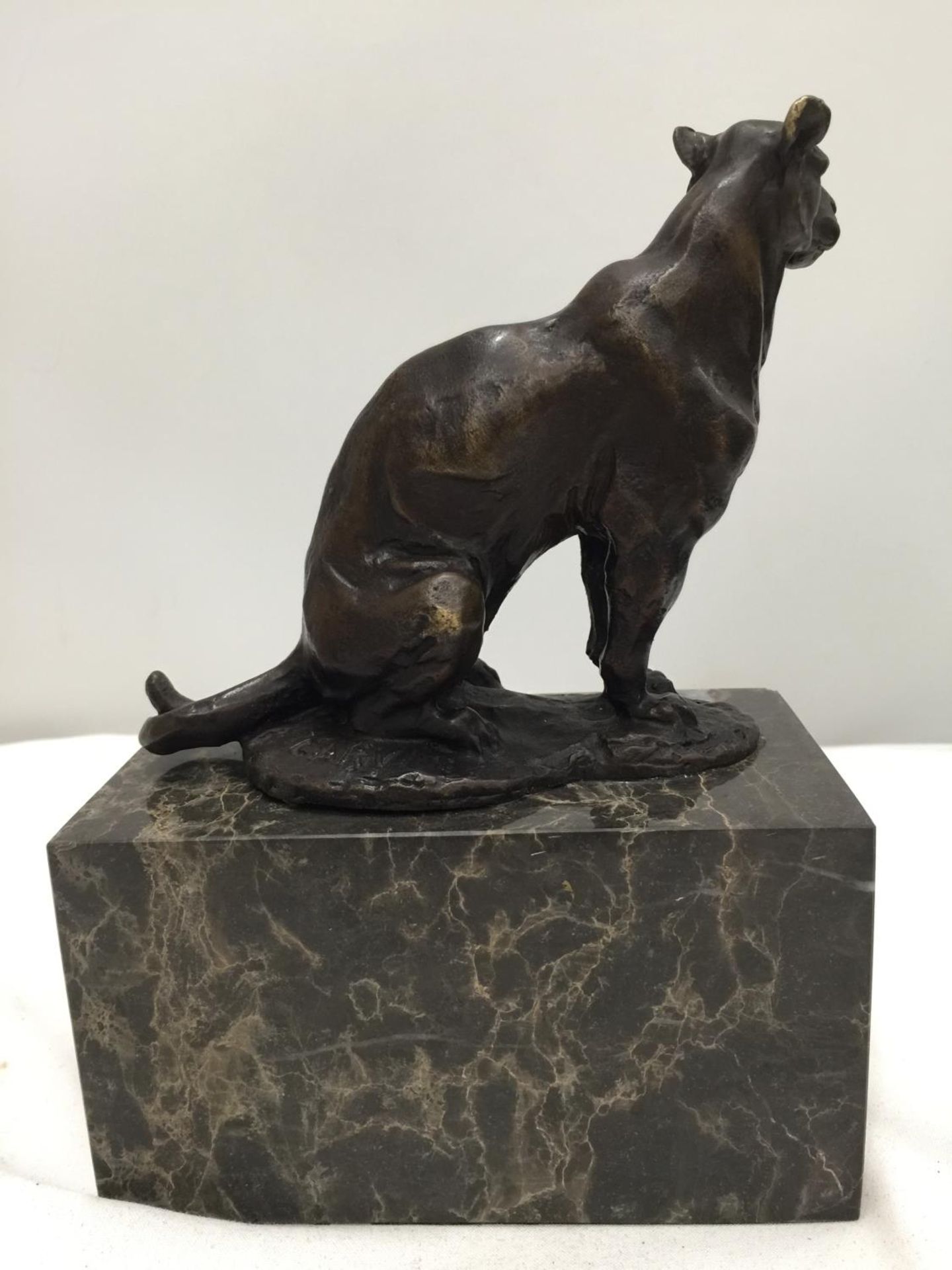 A BRONZE PANTHER ON A MARBLE BASE SIGNED CARVIN HEIGHT 18CM - Image 3 of 5