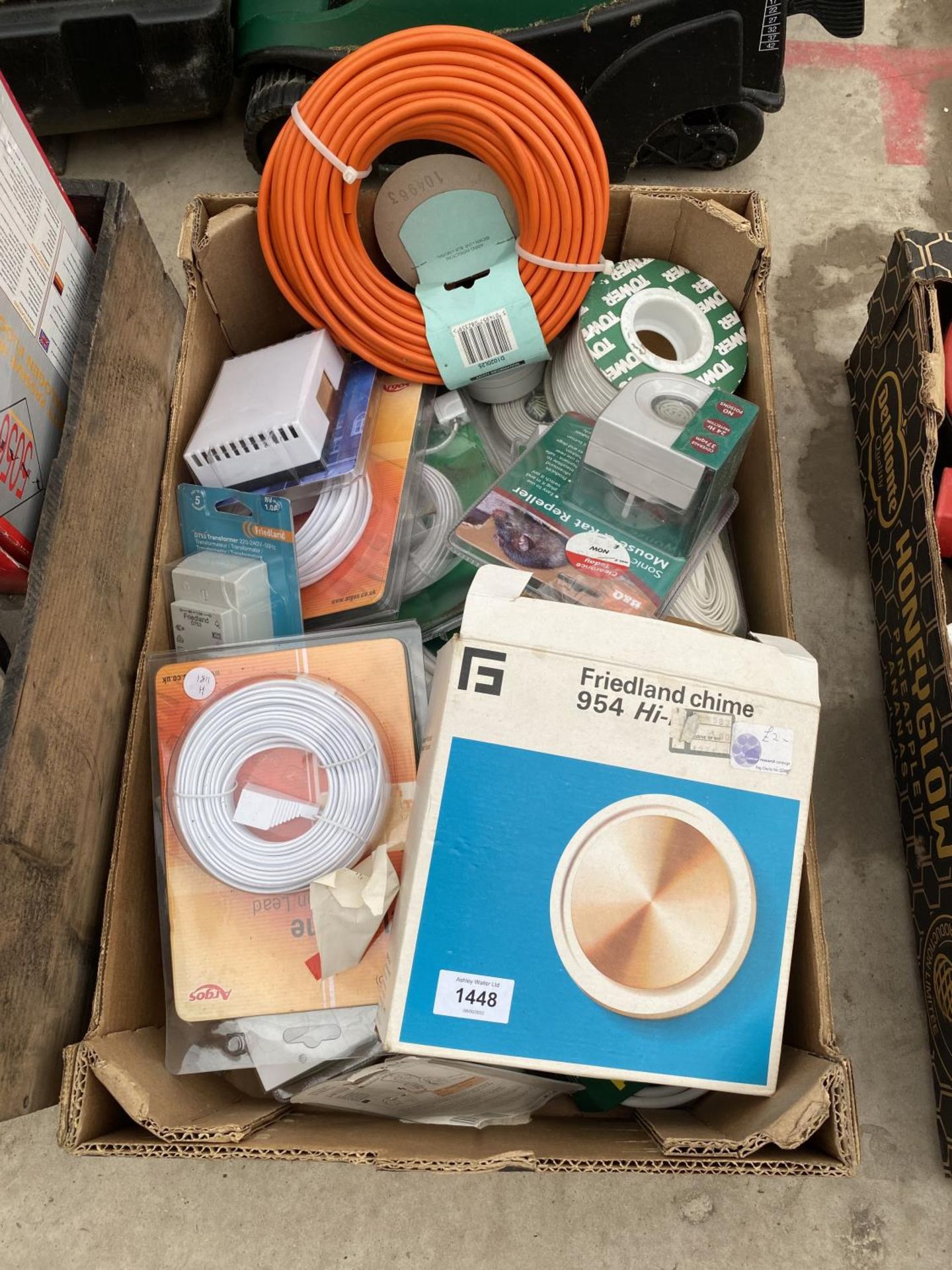 AN ASSORTMENT OF ELECTRIC CABLE AND LIGHT FITTINGS ETC - Image 2 of 3