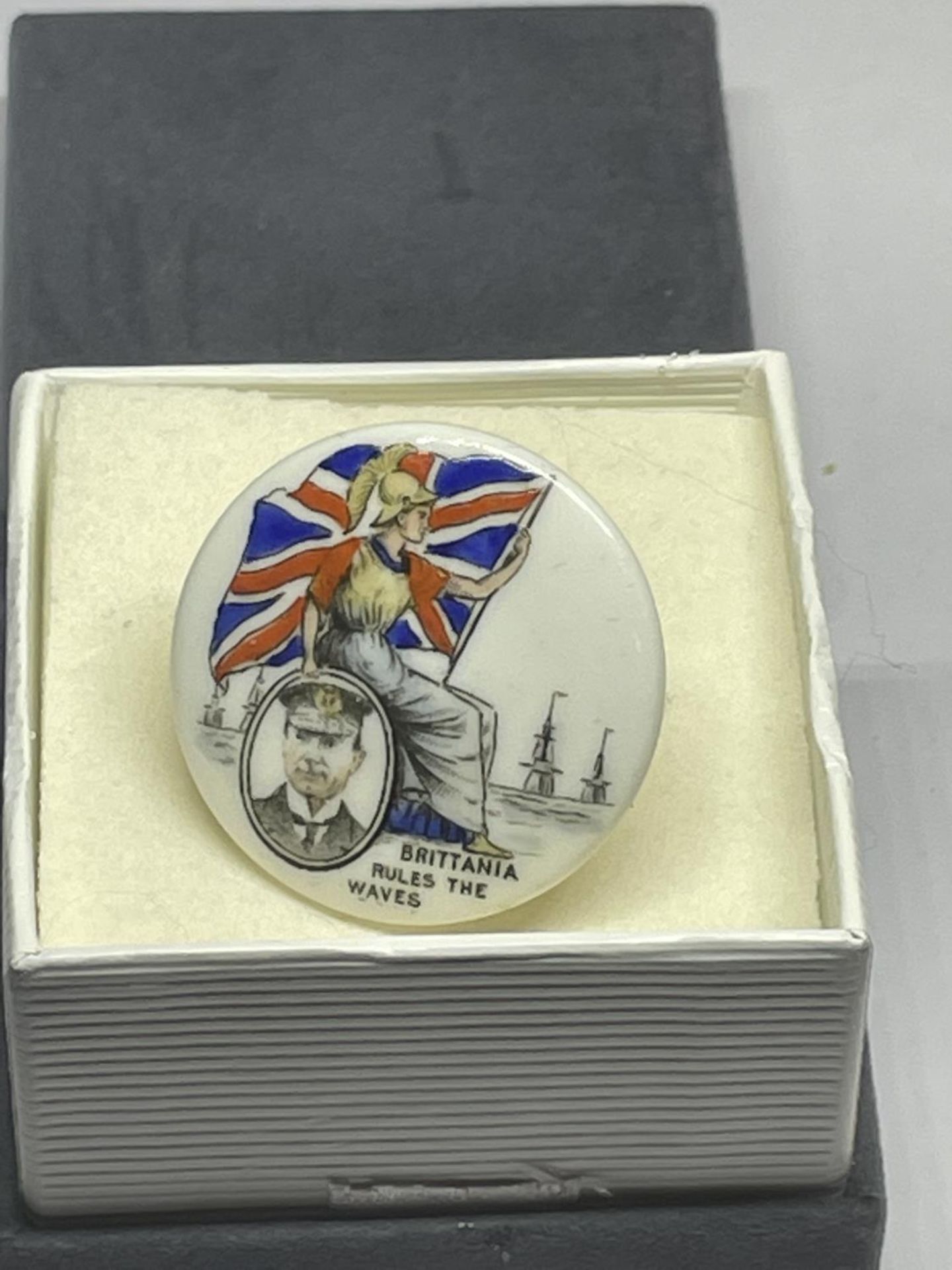 A VICTORIAN CERAMIC NAVAL LAPEL BADGE IN A PRESENTATION BOX - Image 3 of 3