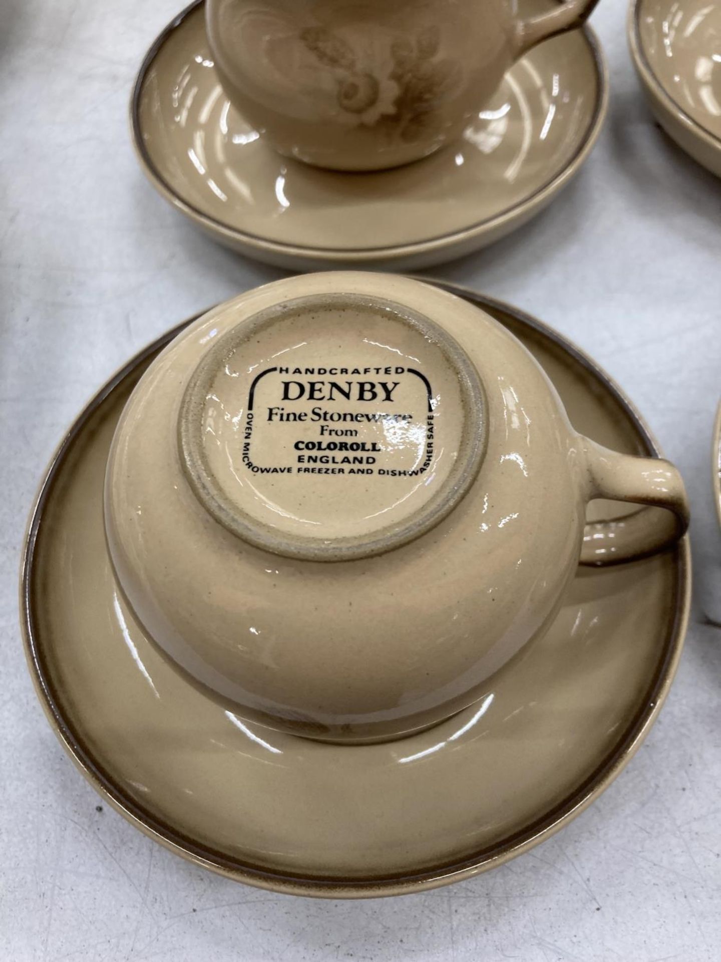 A QUANTITY OF DENBY PLATES, CUPS AND SAUCERS - Image 4 of 4