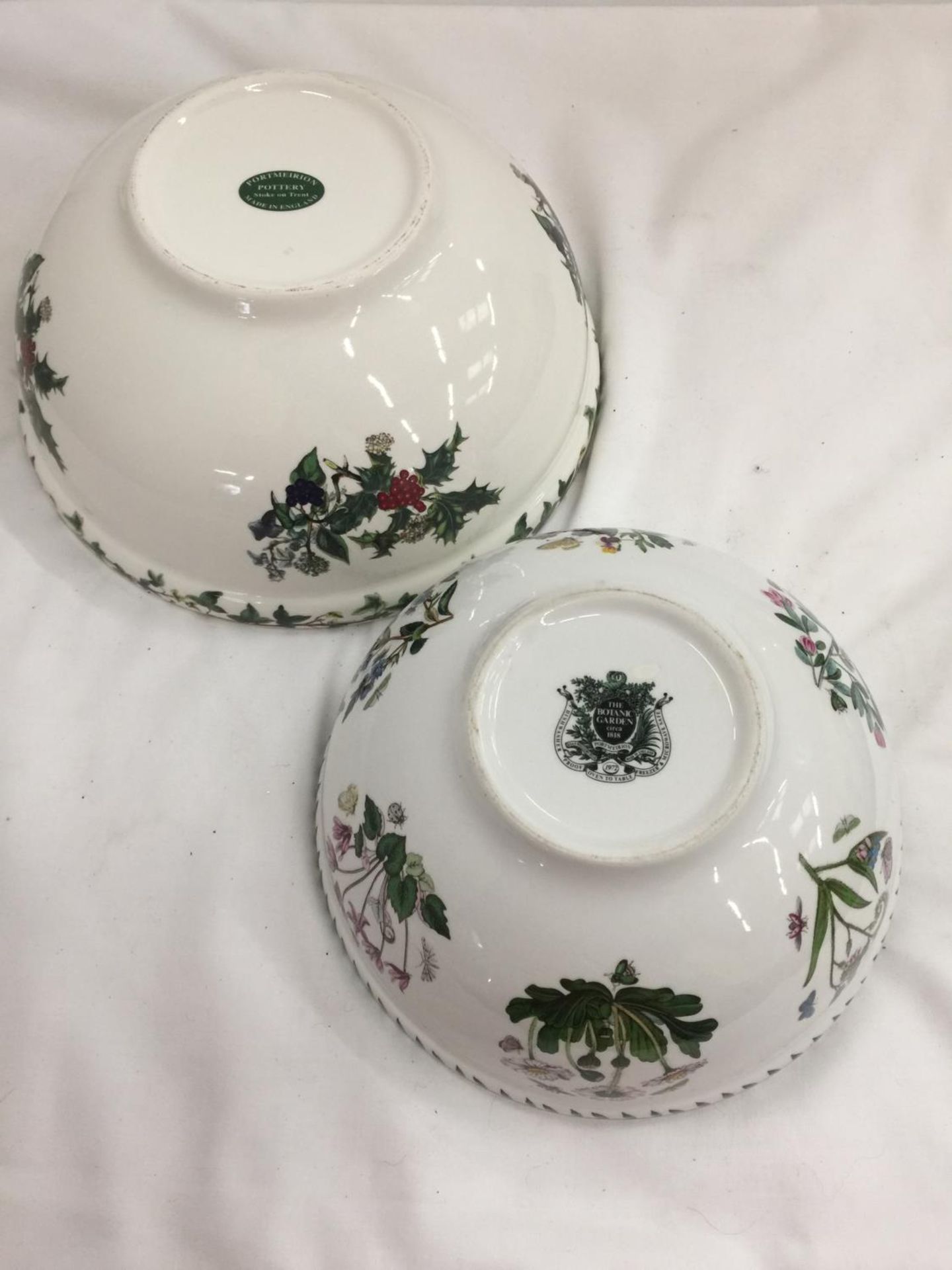 TWO PORTMERION BOWLS, ONE BEING CHRISTMAS 'THE HOLLY AND THE IVY' DIAMETER 23.5CM, THE OTHER - Image 3 of 3