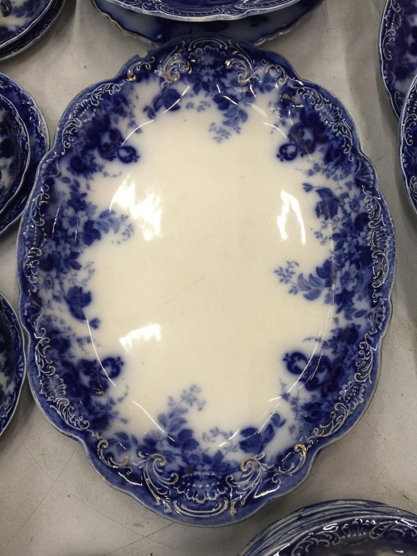 A QUANTITY OF BLUE AND WHITE POTTERY TO INCLUDE ALFRED MEAKIN 'RICHMOND' PLATES, BOWLS,CUPS, - Image 2 of 5