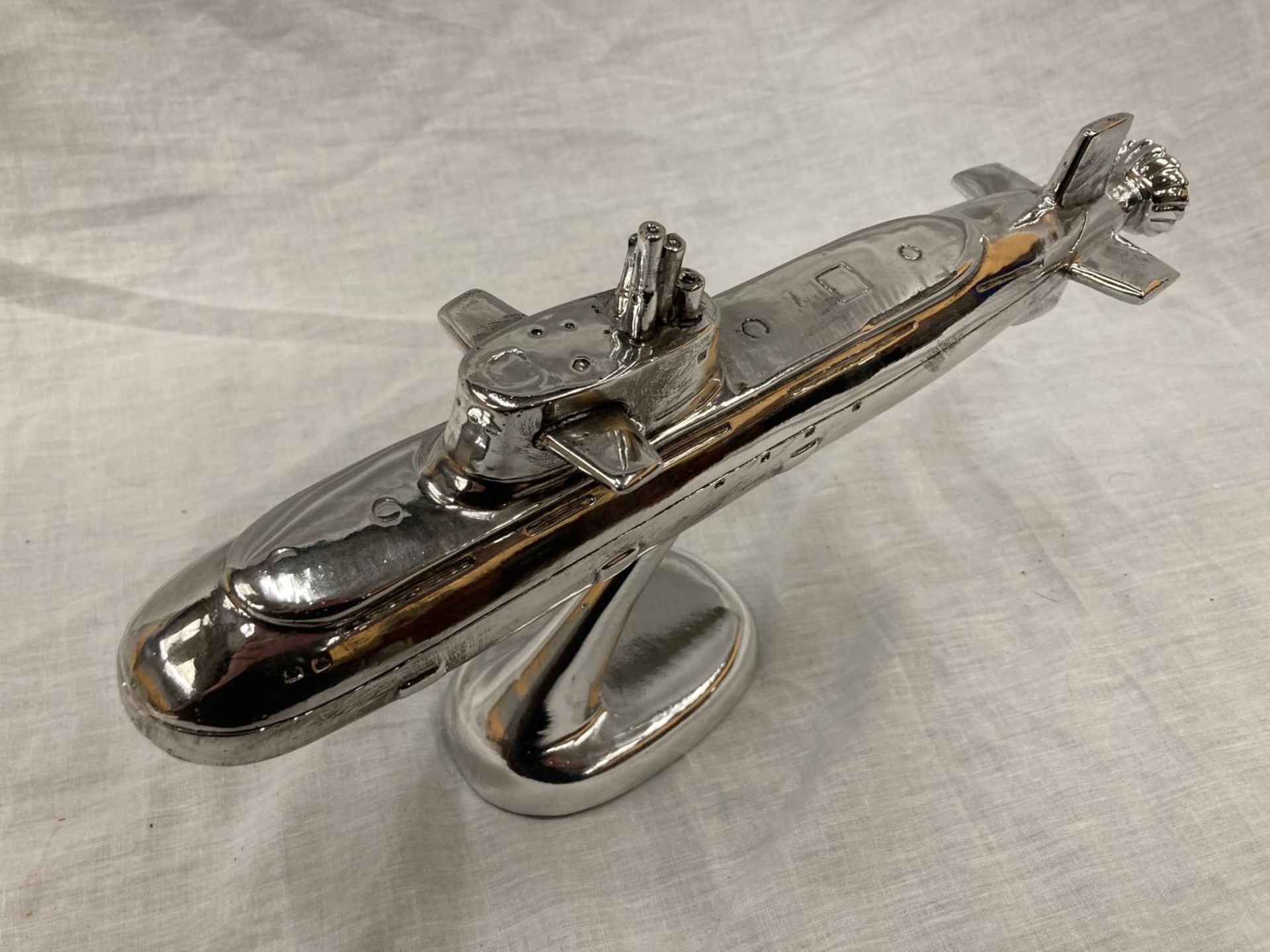 A CHROME SUBMARINE ON A STAND LENGTH 34CM, HEIGHT 20CM - Image 3 of 4