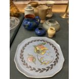 A QUANTITY OF STUDIO POTTERY ITEMS TO INCLUDE A PLATE, JUGS, VASES, ETC