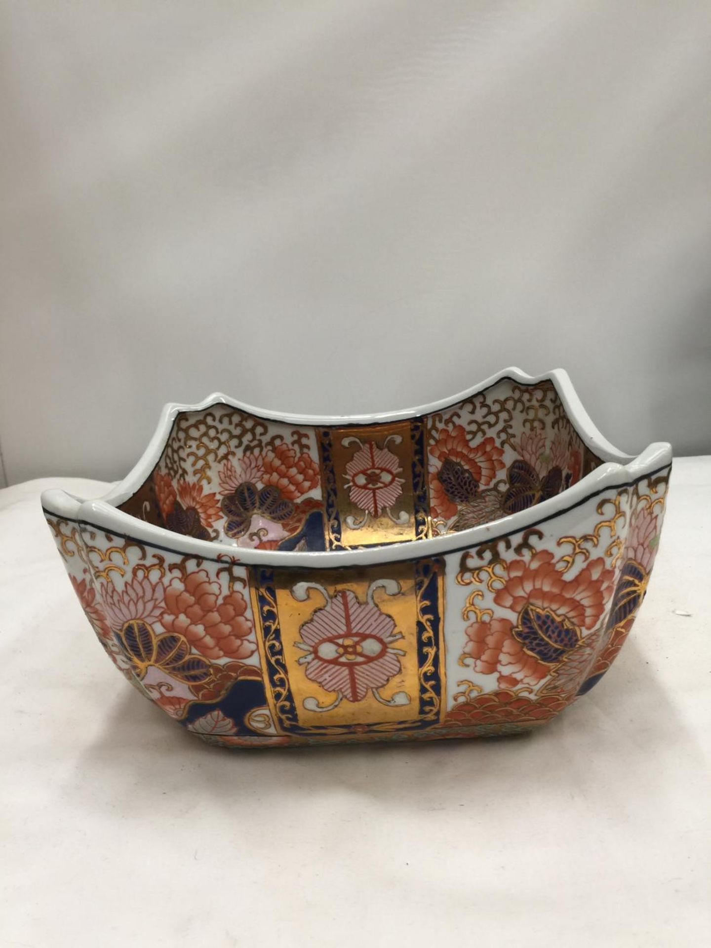 AN ORIENTAL STYLE OLD BOWL WITH 'IMARI' STYLE DECORATION, DIAMETER 23.5 CM, HEIGHT 12CM