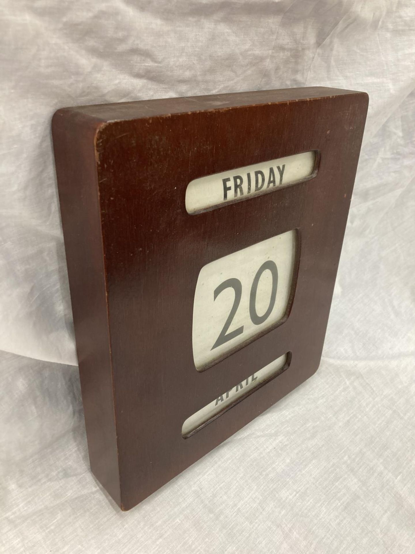 A VINTAGE MAHOGANY CASED WALL MOUNTED PERPETUAL CALENDAR 27CM X 30.5CM - Image 3 of 4