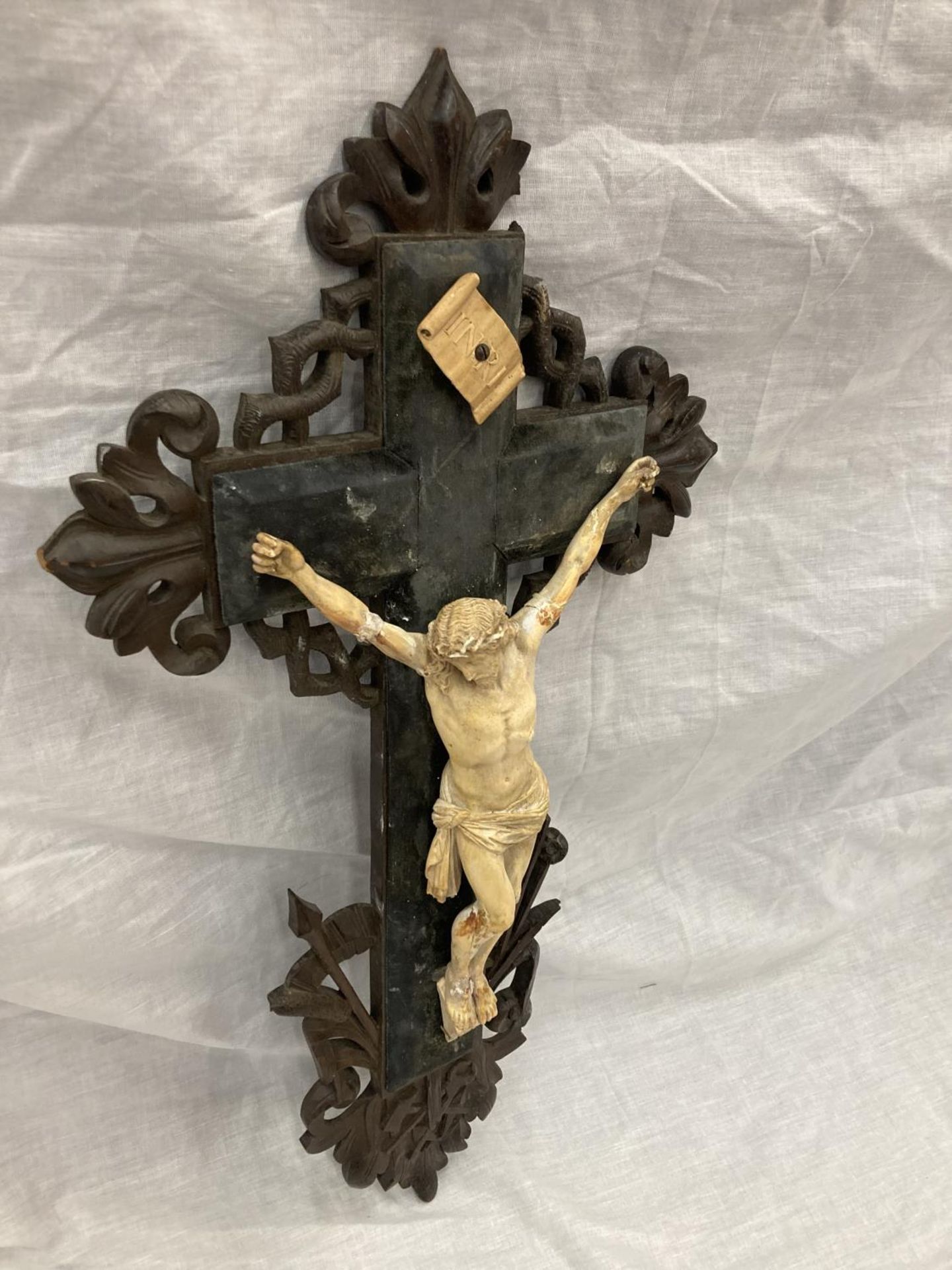 A FRENCH DEPICTION OF CHRIST ON A CARVED MAHOGANY CROSS A/F, HEIGHT 52.5CM - Image 2 of 6