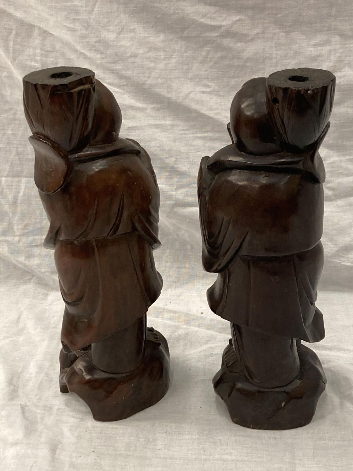 A PAIR OF HARDWOOD HAND CARVED 'MEIJI' FIGURES HEIGHT 30CM - Image 4 of 4