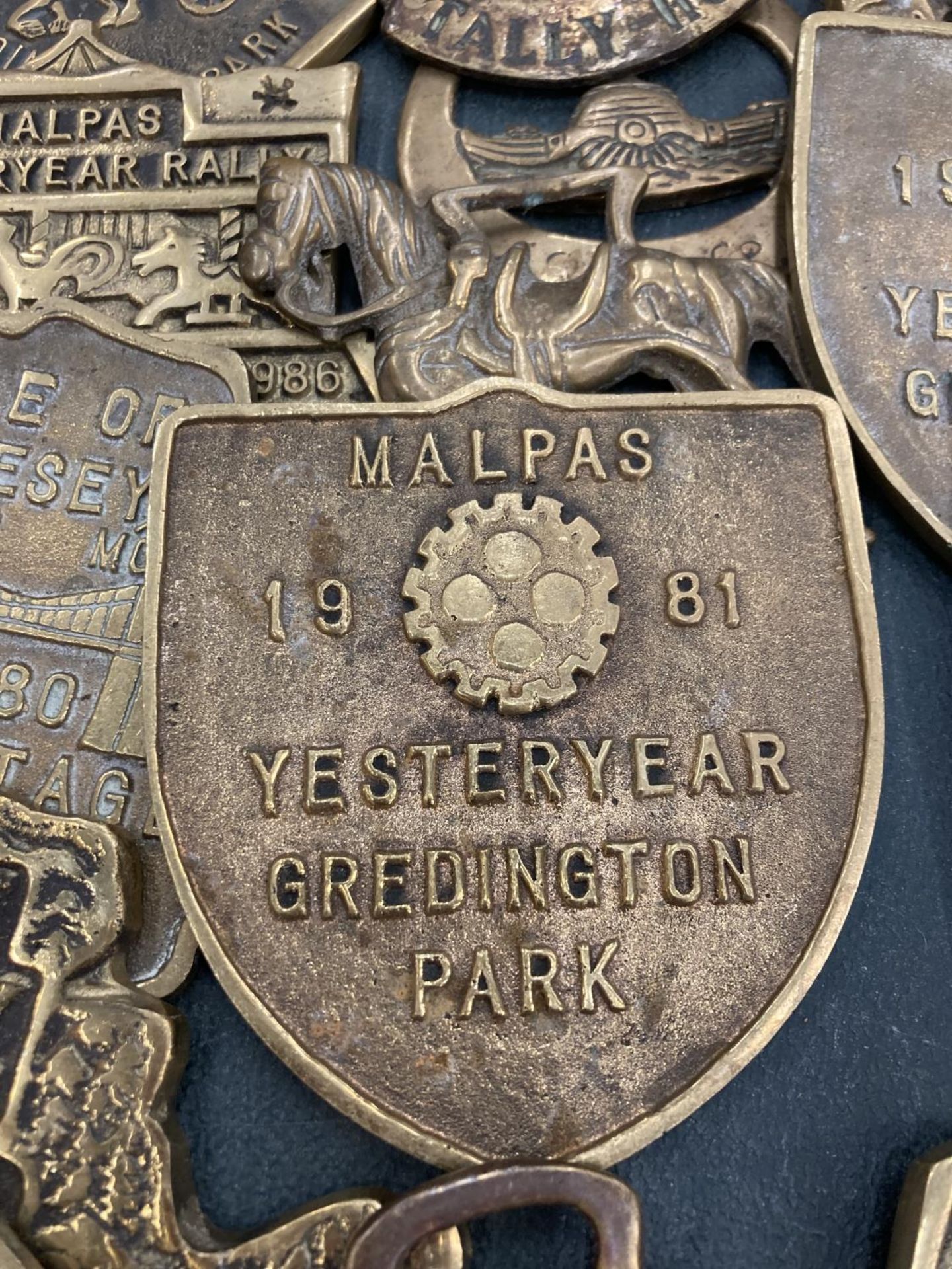 A QUANTITY OF BRASS 'RALLY' PLAQUES, HORSEBRASSES, PLUS TWO POTTERY TRAYS - Image 3 of 3