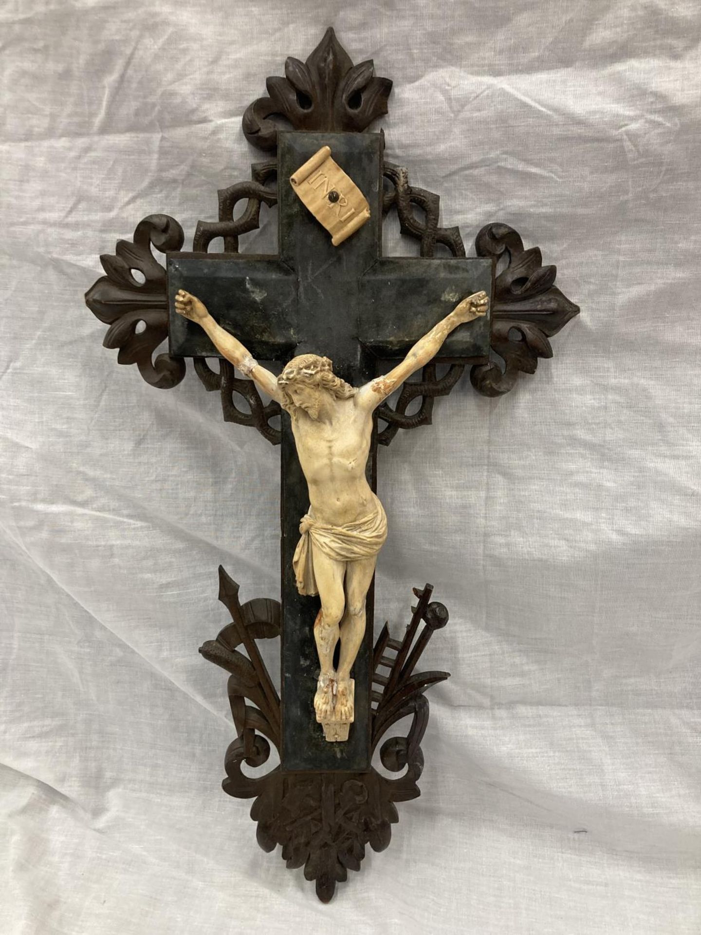 A FRENCH DEPICTION OF CHRIST ON A CARVED MAHOGANY CROSS A/F, HEIGHT 52.5CM