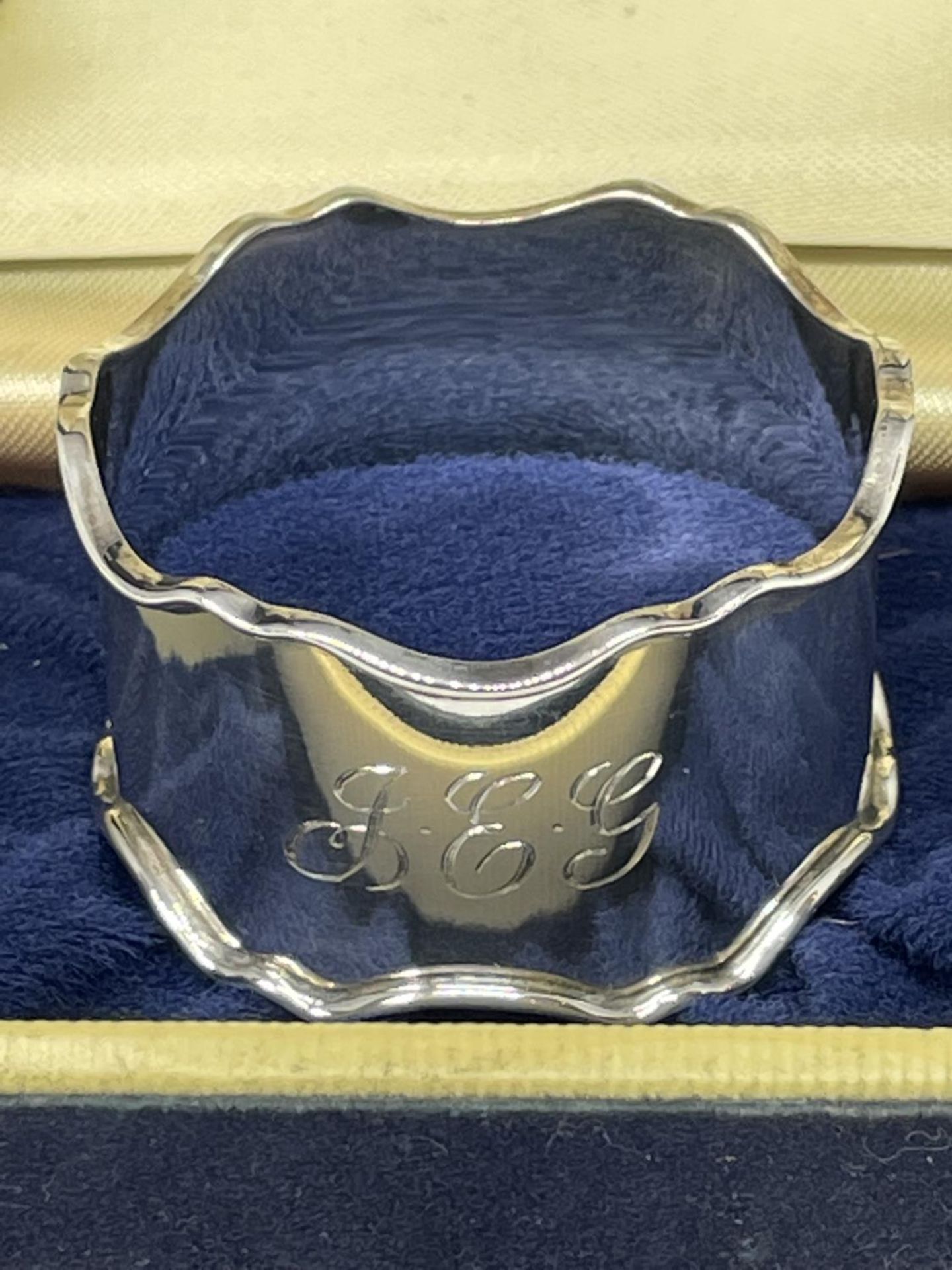 A BOXED HALLMARKED BIRMINGHAM SILVER NAPKIN RING - Image 2 of 4