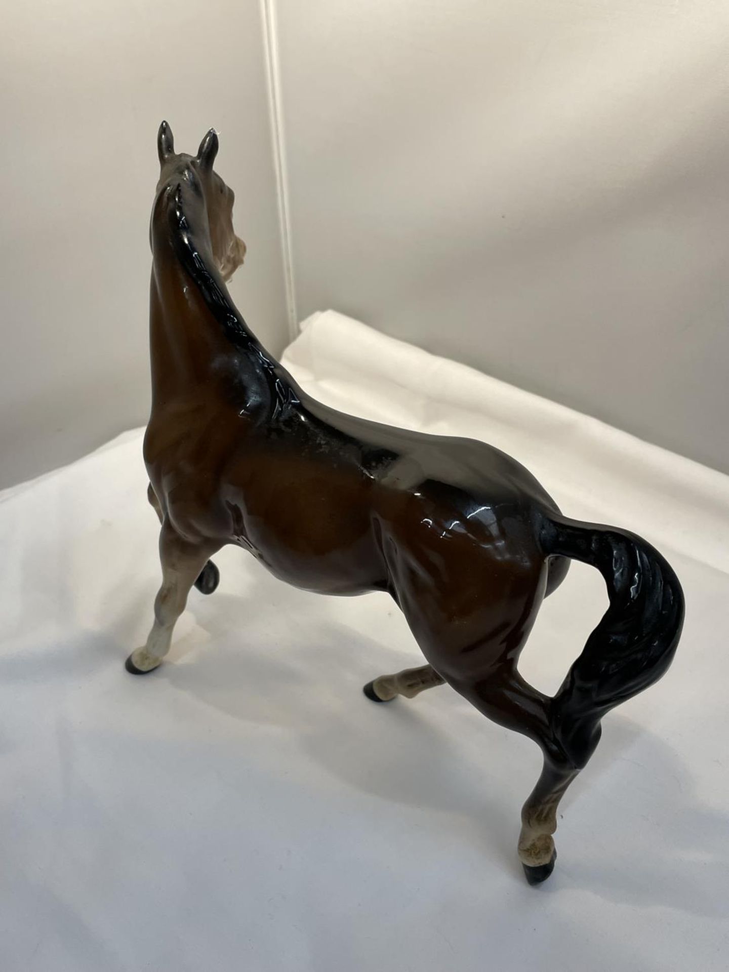 A ROYAL DOULTON GLOSS BAY PRANCING HORSE - Image 3 of 4