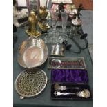 A QUANTITY OF ITEMS TO INCLUDE A PAIR OF EGYPTIAN 'HORUS' ORNAMENTS, VASES, SILVER PLATE DISH, BOXED