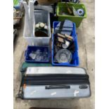 AN ASSORTMENT OF HOUSEHOLD CLEARANCE ITEMS TO INCLUDE GLASS WARE AND CERAMICS ETC