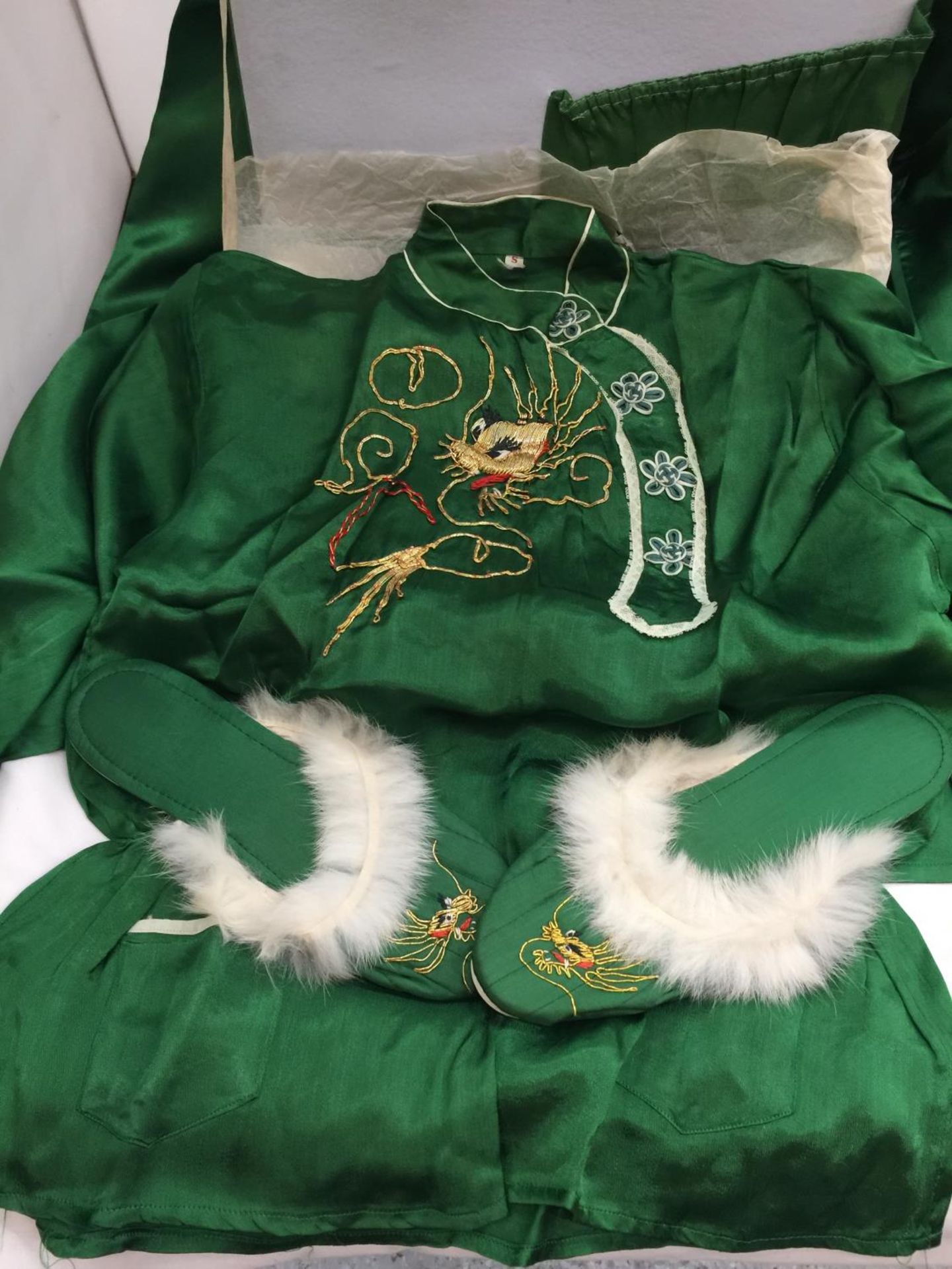 AN ORIENTAL PYJAMA SET, ROBE AND SLIPPERS IN EMERALD GREEN