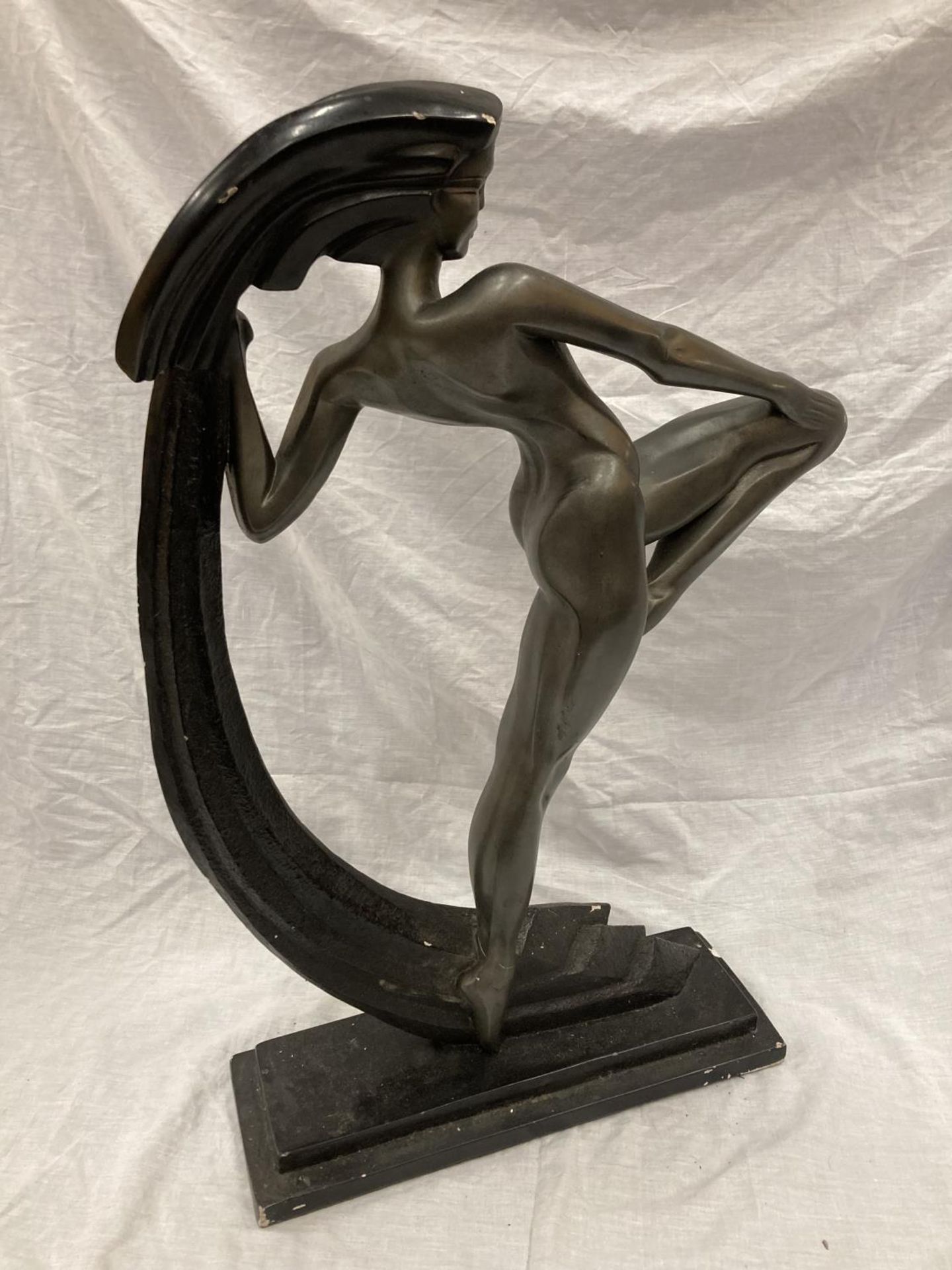 AN ART DECO STYLE FIGURE OF A LADY ON A PLINTH, HEIGHT 72CM, LENGTH 42CM - Image 2 of 3