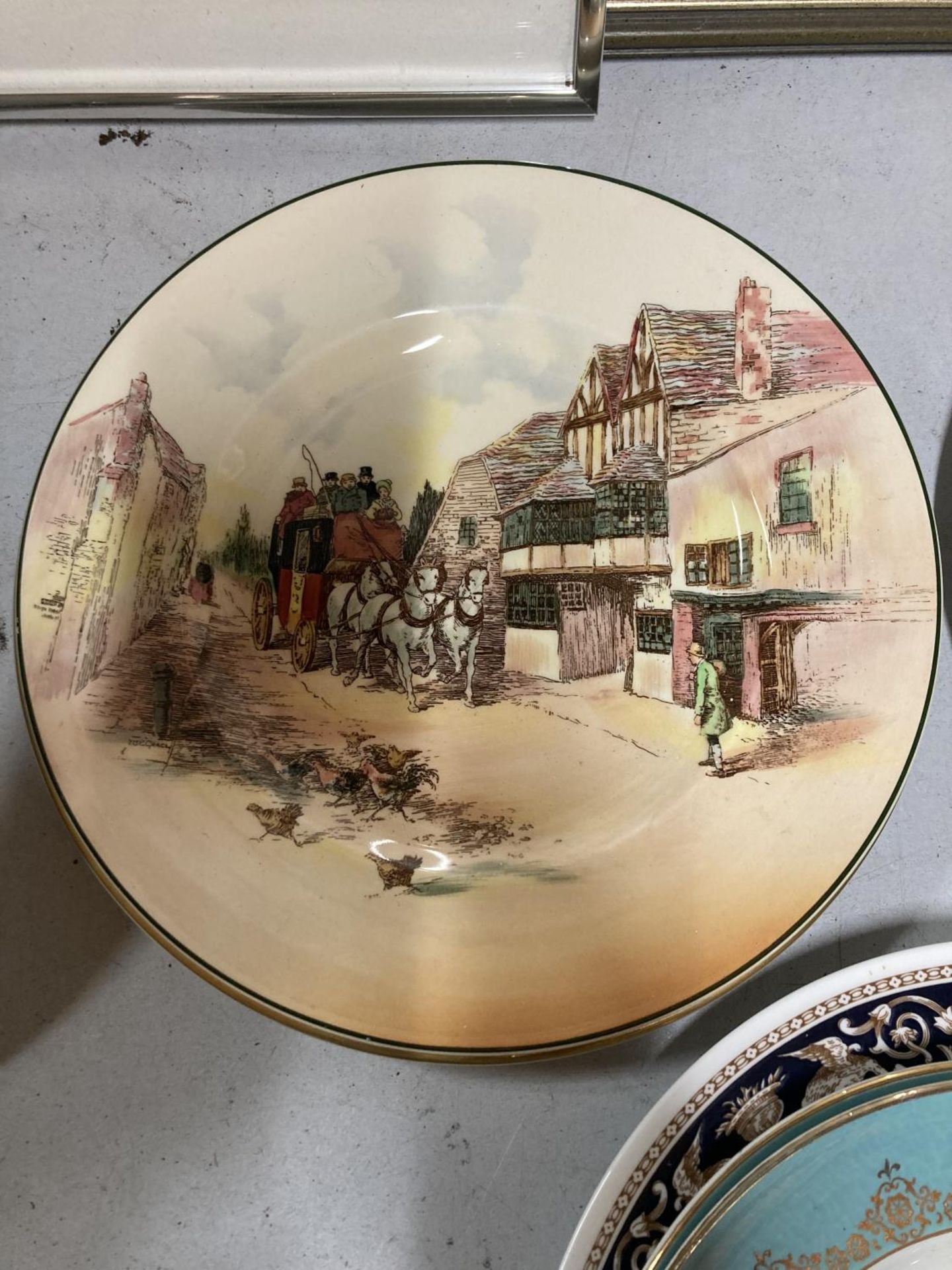 A COLLECTION OF LARGE PLATES TO INCLUDE ROYAL DOULTON, AYNSLEY 'PEMBROKE', CABINET PLATES, ETC - Image 4 of 9