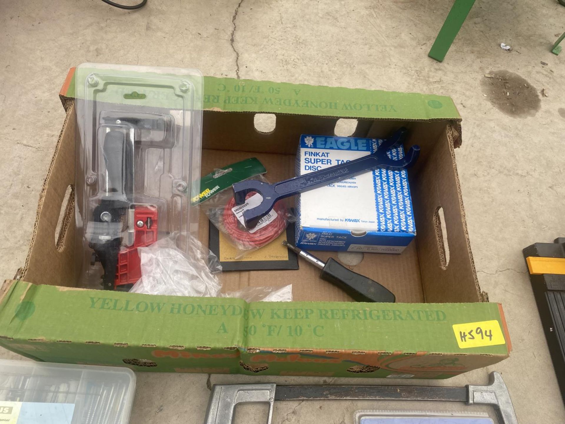 AN ASSORTMENT OF ITEMS TO INCLUDE A TAPE DISPENSOR, A DIGITAL MULTIMETER AND A HACK SAW ETC - Image 2 of 4