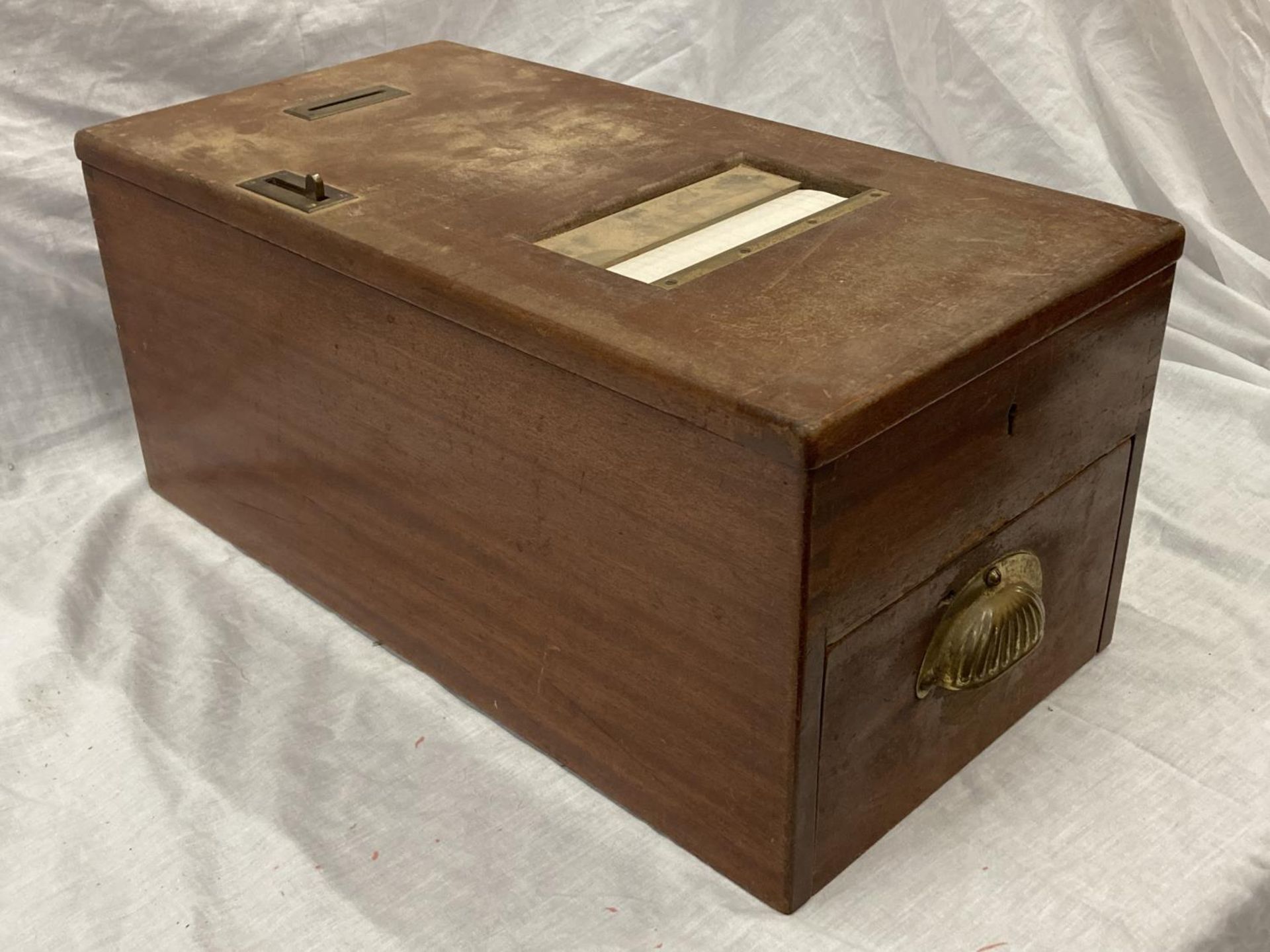 A VINTAGE MAHOGANY CASH REGISTER WITH BRASS HANDLED DRAWER, MADE BY GLEDHILL HALIFAX, COMES WITH TWO - Image 13 of 13