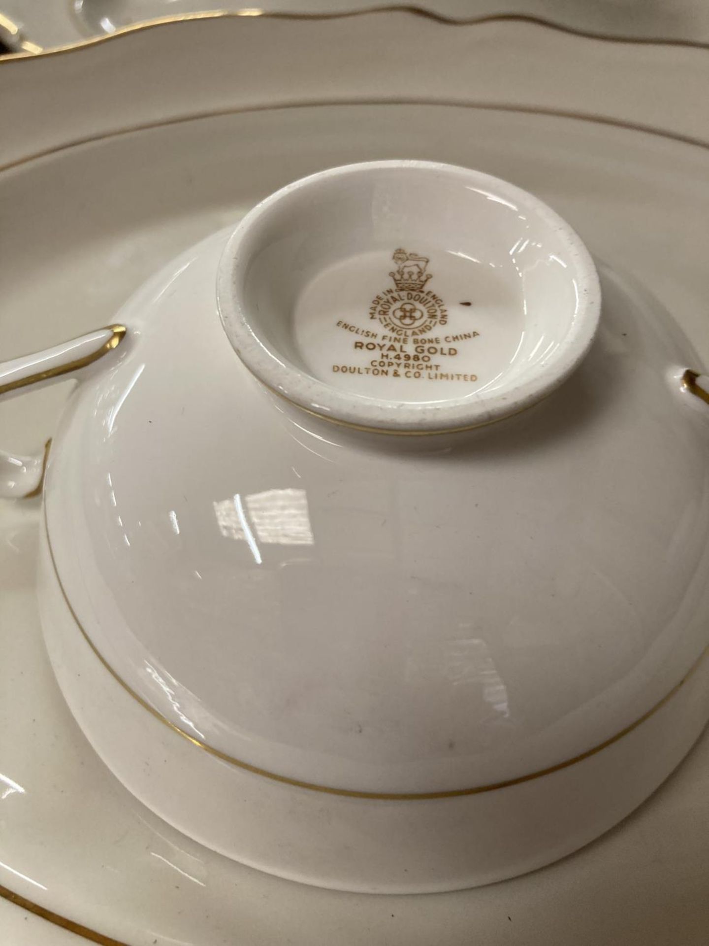 A QUANTITY OF ROYAL DOULTON 'ROYAL GOLD' PLATES, BOWLS AND CUPS PLUS ROYAL DOULTON 'RONDELAY' - Image 3 of 5