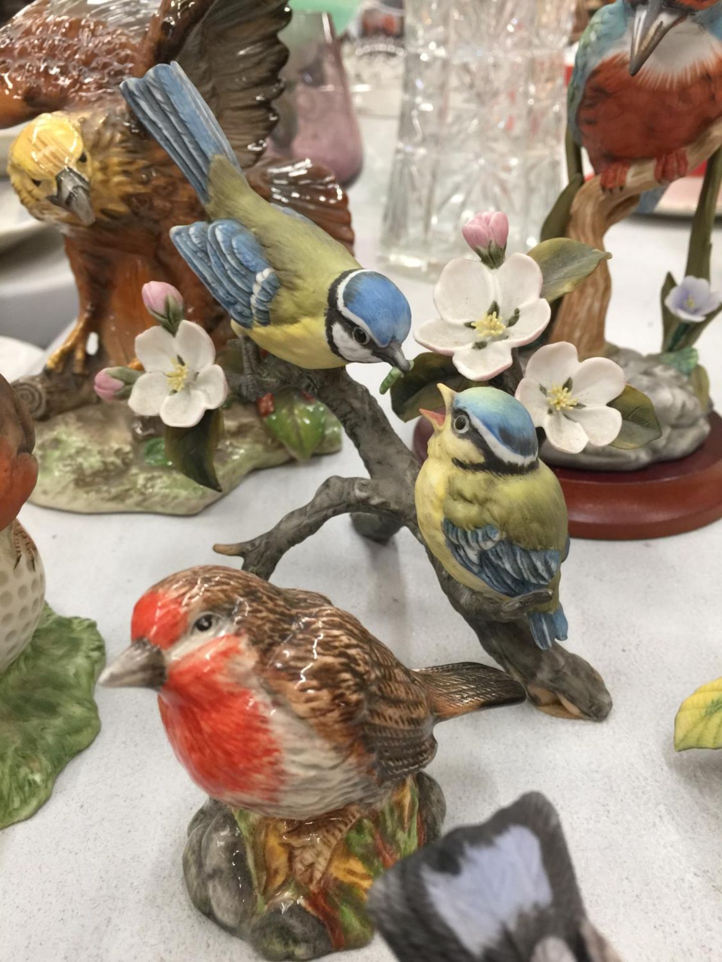 A QUANTITY OF POTTERY BIRDS TO INCLUDE ROYAL DOULTON, ROYAL OSBORNE, LENOX, ETC - Image 2 of 5