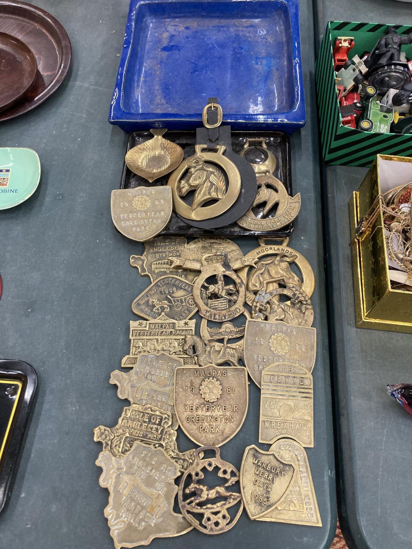A QUANTITY OF BRASS 'RALLY' PLAQUES, HORSEBRASSES, PLUS TWO POTTERY TRAYS