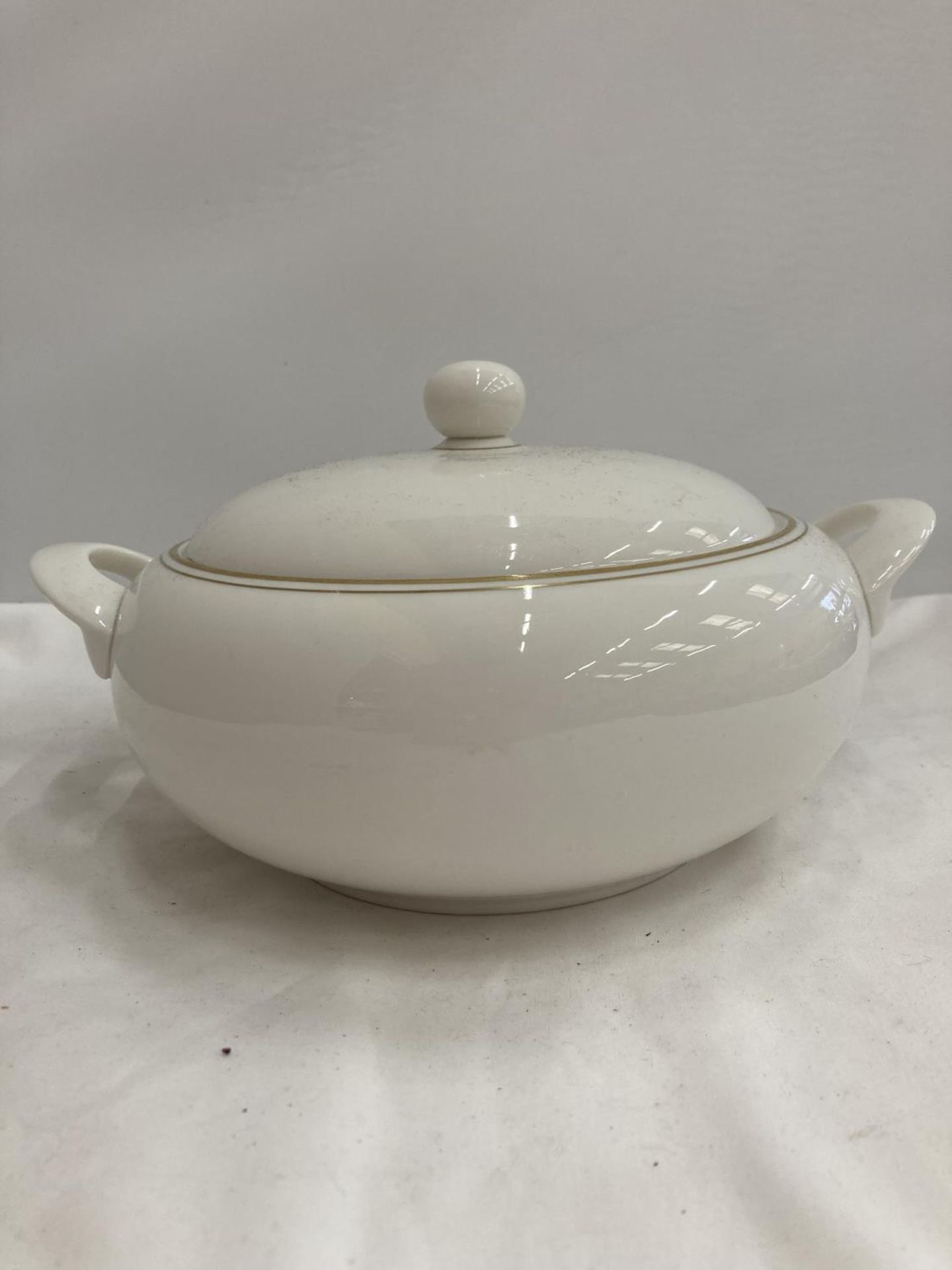 A ROYAL DOULTON PROTOTYPE TUREEN WITH LID