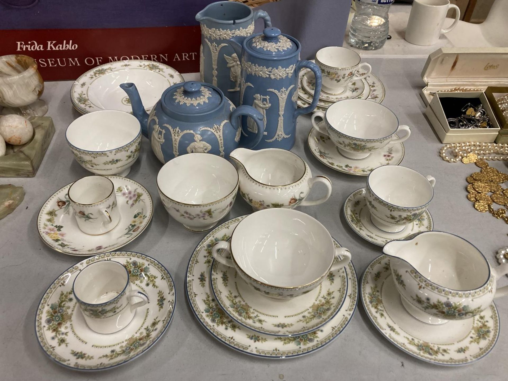 A QUANTITY OF WEDGWOOD CHINA TEAWARE TO INCLUDE CUPS, SAUCERS, BOWLS, PLATES, ETC, PLUS 'DUDSON'